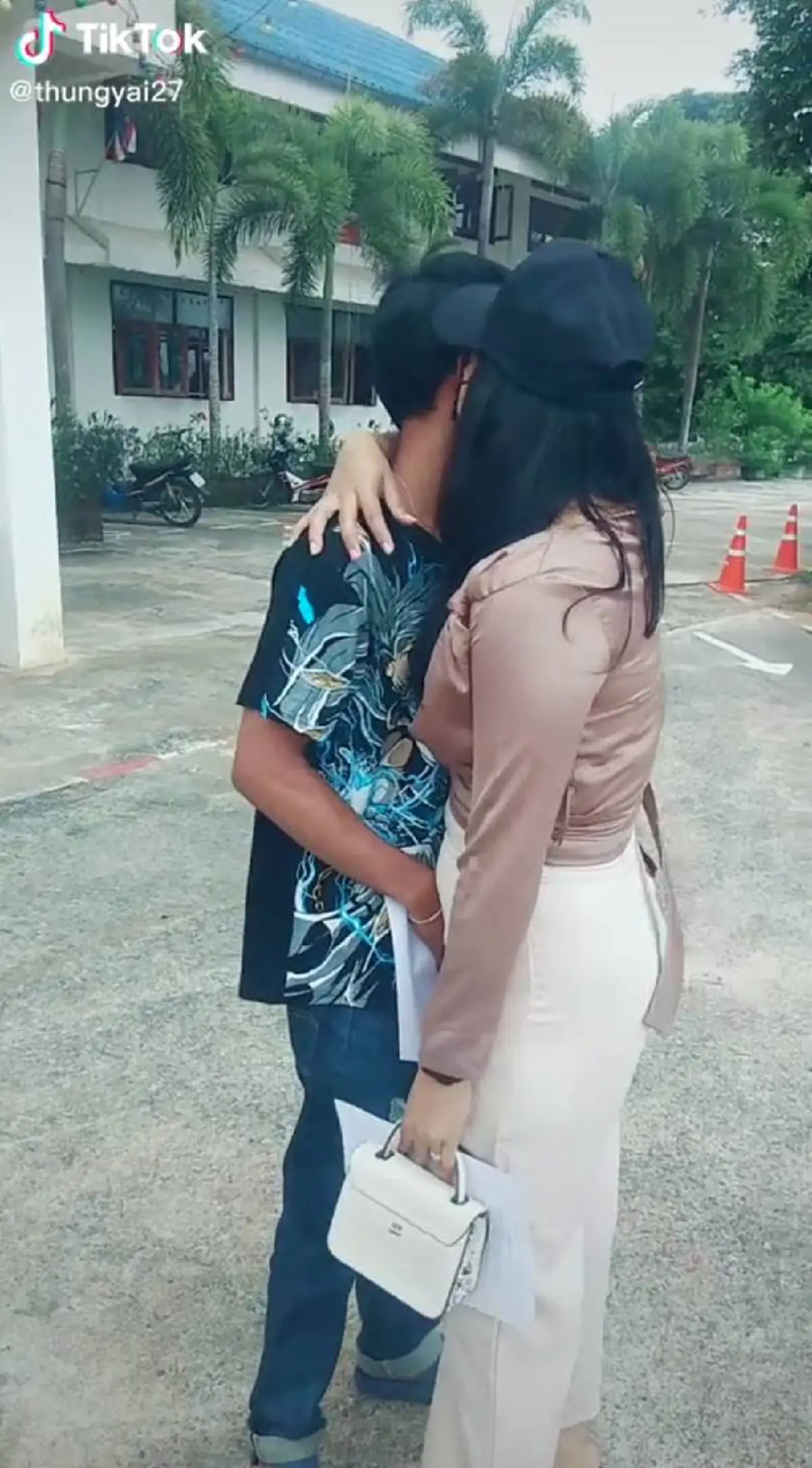 กอดลาหน้าอำเภอ หลังแต่งงานมา 13 ปี