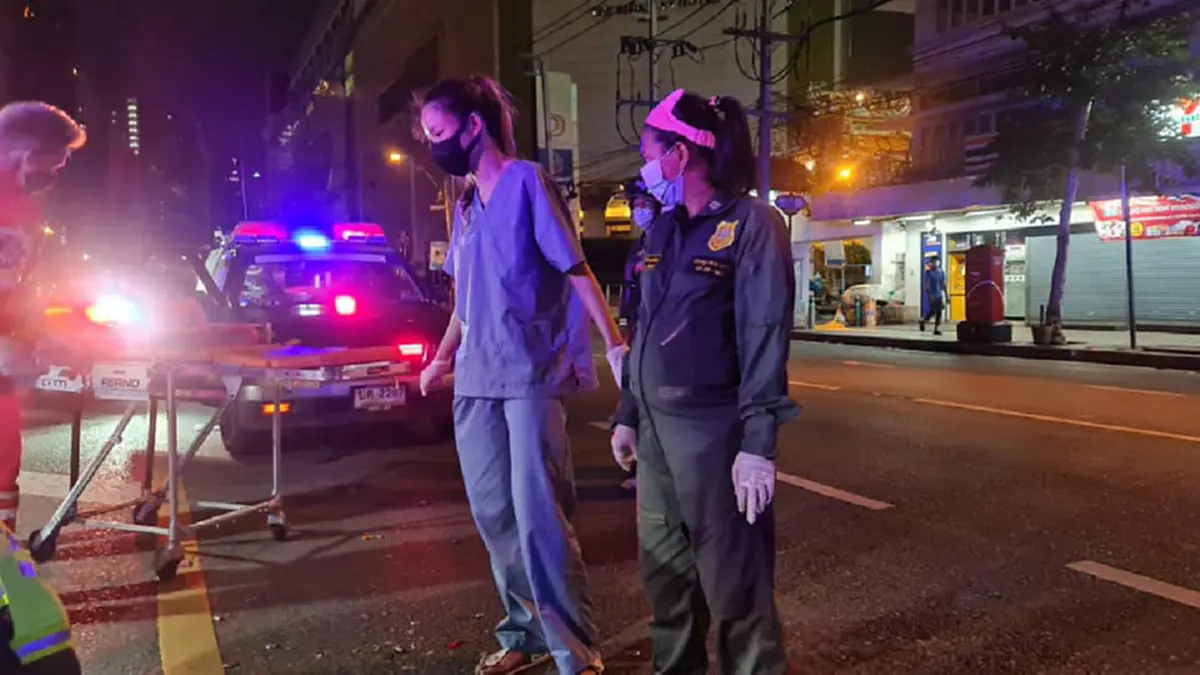 คุณหมอ รพ.ตำรวจ ปฐมพยาบาลผู้บาดเจ็บ