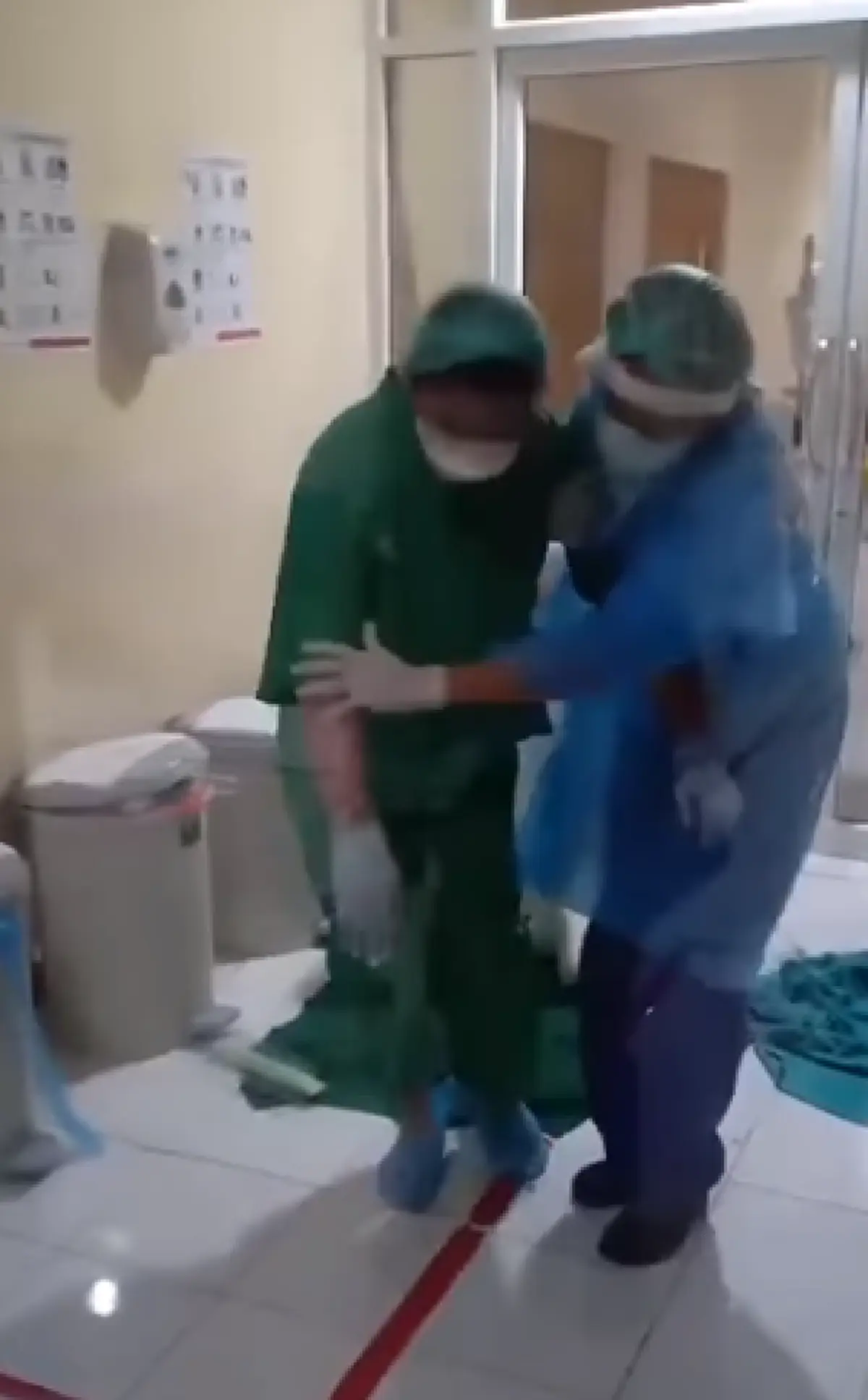 เผยคลิปนาทีพยาบาลสาว เป็นลมคาจุด PPE เพื่อนๆต้องรีบเข้ามาช่วย