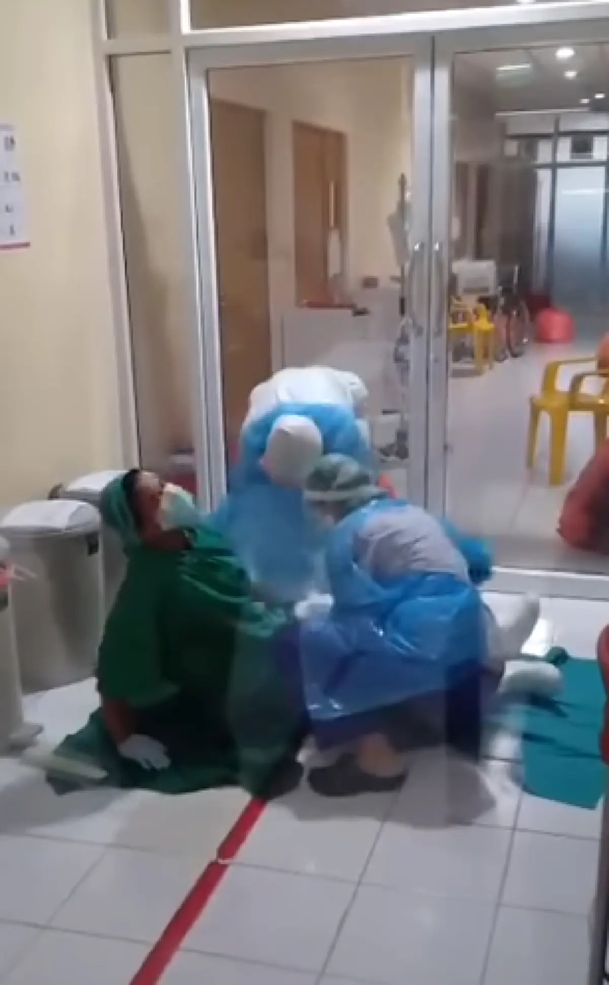 เผยคลิปนาทีพยาบาลสาว เป็นลมคาจุด PPE เพื่อนๆต้องรีบเข้ามาช่วย