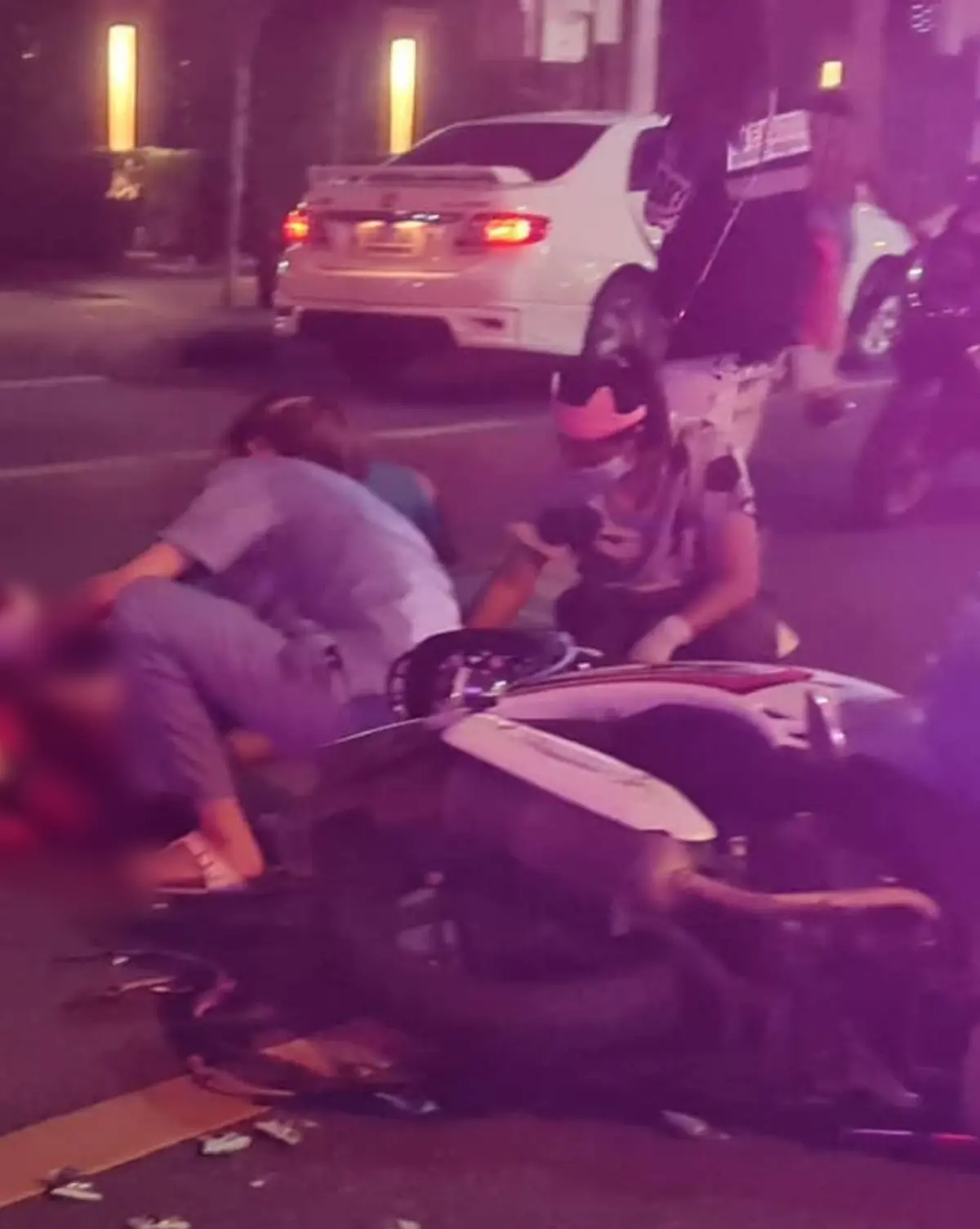 คุณหมอ รพ.ตำรวจ ปฐมพยาบาลผู้บาดเจ็บ