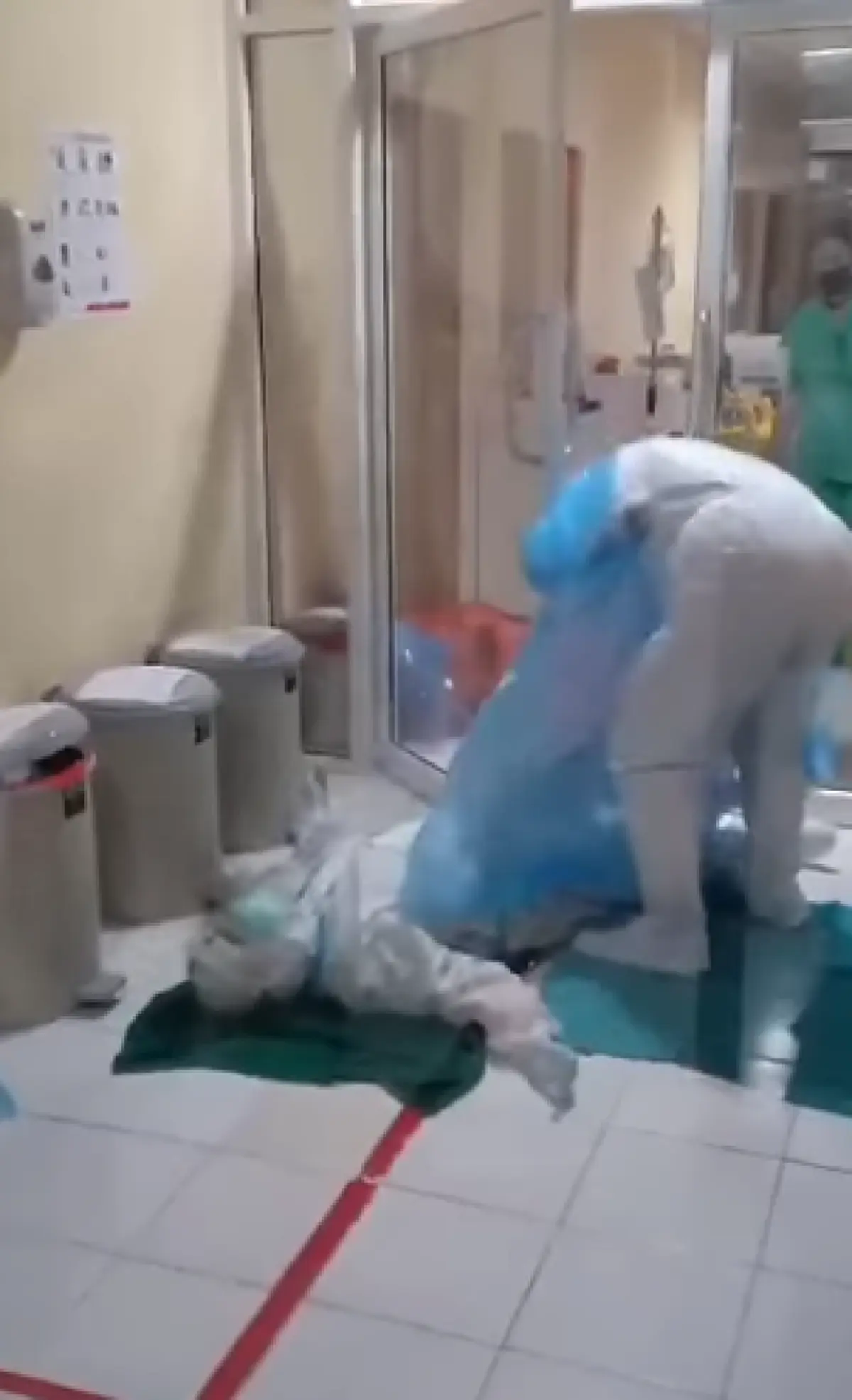 เผยคลิปนาทีพยาบาลสาว เป็นลมคาจุด PPE เพื่อนๆต้องรีบเข้ามาช่วย