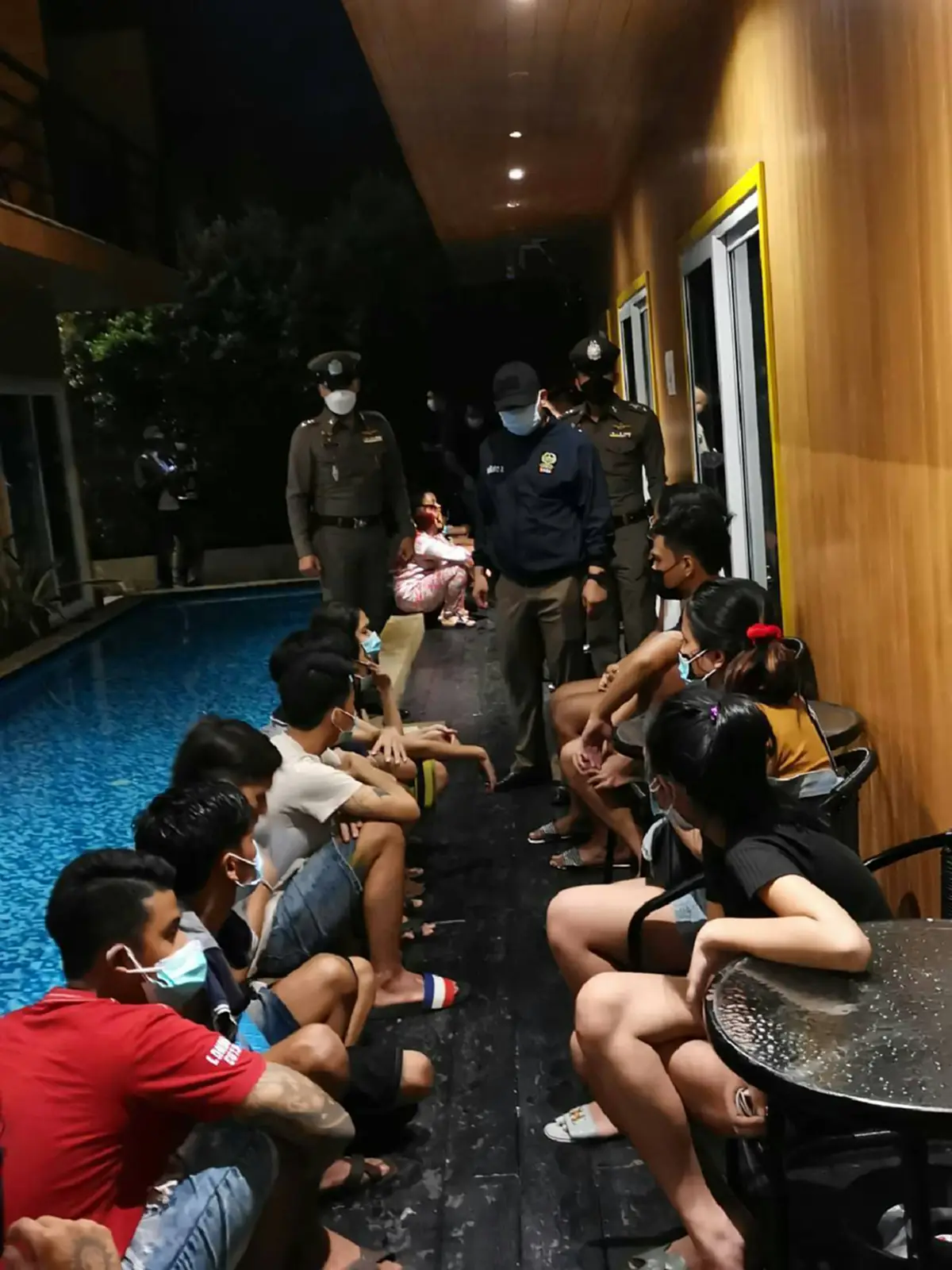 ตำรวจสุทธิสาร จับแก๊งมั่วสุม