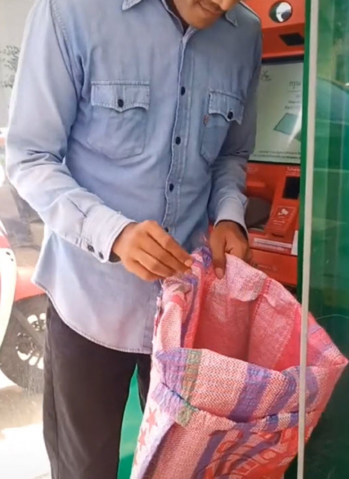 พนง.ธนาคารแตกตื่น หลังเห็นชายหนุ่ม ถือกระสอบปุ๋ยมากดเงิน 