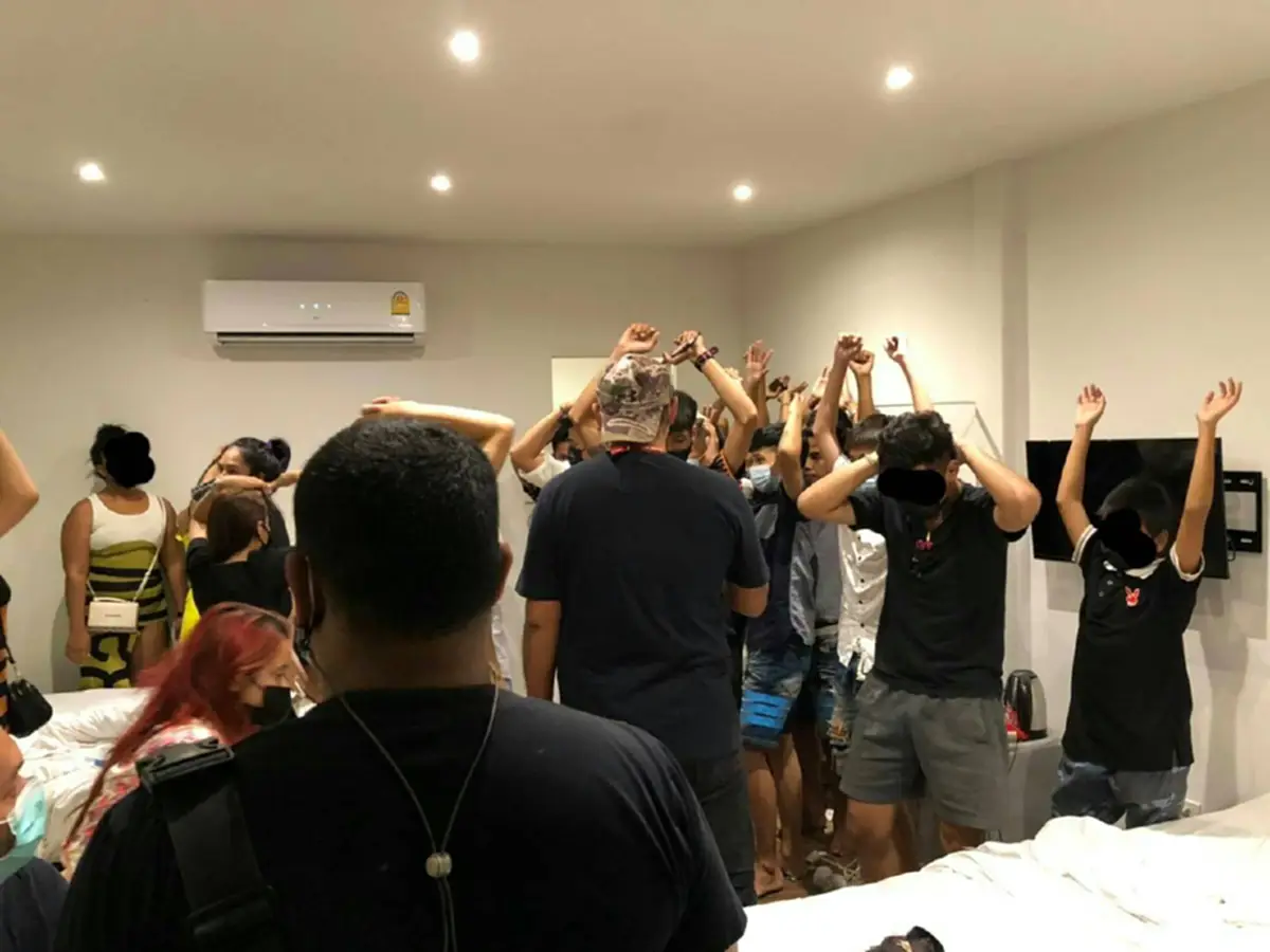 ตำรวจสุทธิสาร จับแก๊งมั่วสุม