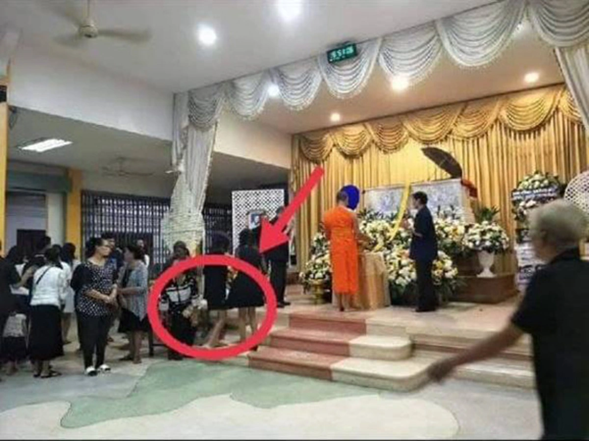 ย้อนดูรูปงานศพย่า 3 ปีก่อน สังเกตเห็นร่างปริศนา