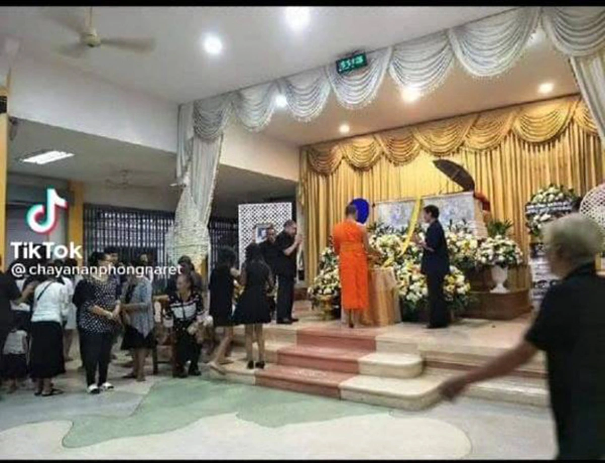 ย้อนดูรูปงานศพย่า 3 ปีก่อน สังเกตเห็นร่างปริศนา