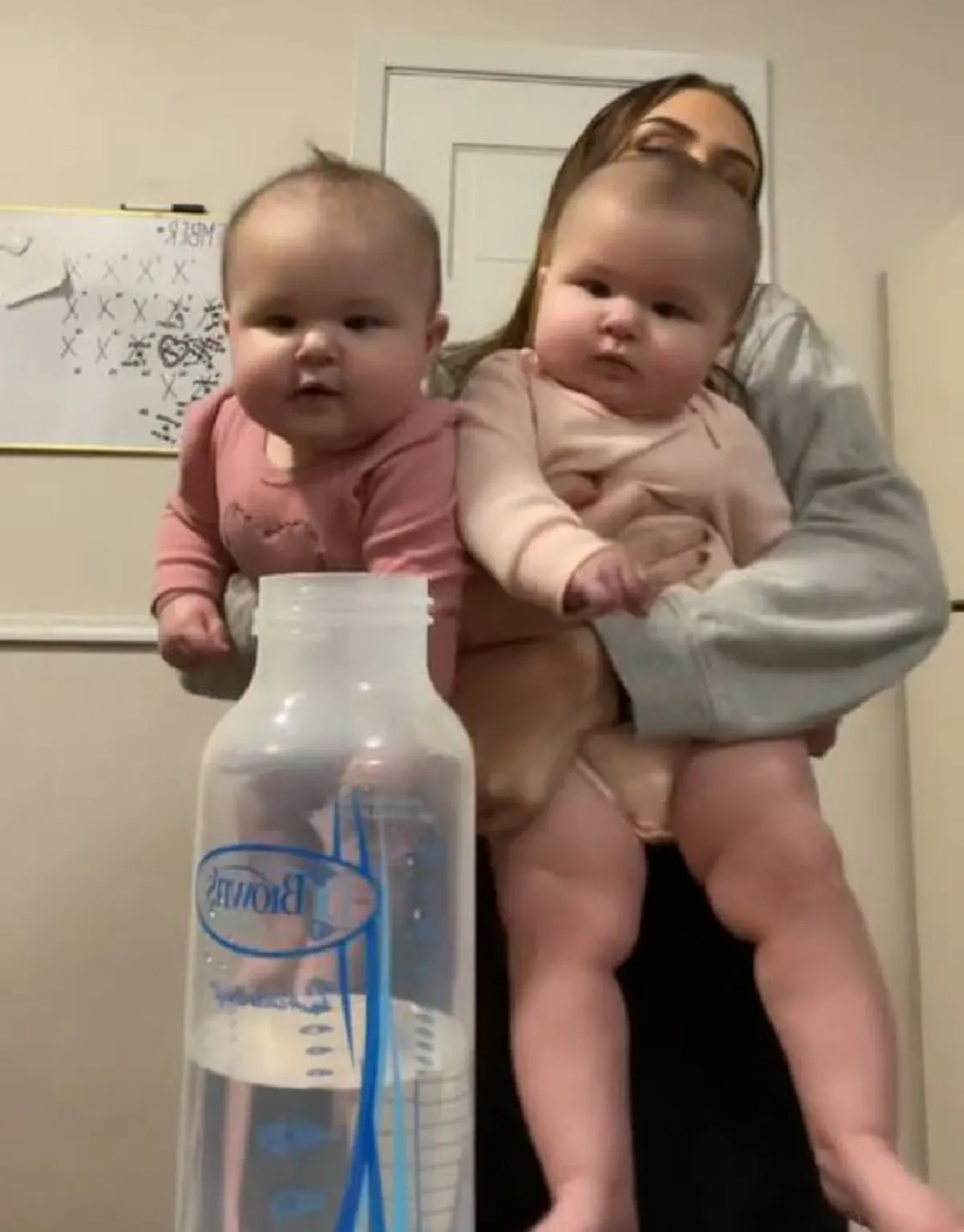 แห่ดู 20 ล้านวิว สาวอุ้มลูกแฝดโชว์ อวดความน่ารัก ชาวเน็ตหลุดโฟกัส หลังเห็นขนาดตัว