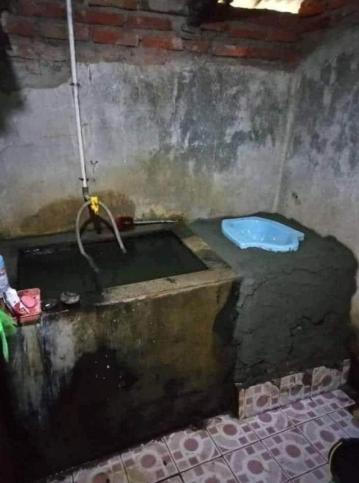 เจ้าของบ้านกุมขมับ จ้างช่างซ่อมห้องน้ำ หลังตักน้ำไม่ถึง ก่อนเห็นซ่อมเสร็จ