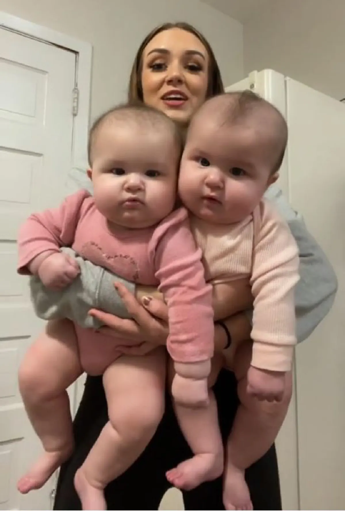แห่ดู 20 ล้านวิว สาวอุ้มลูกแฝดโชว์ อวดความน่ารัก ชาวเน็ตหลุดโฟกัส หลังเห็นขนาดตัว