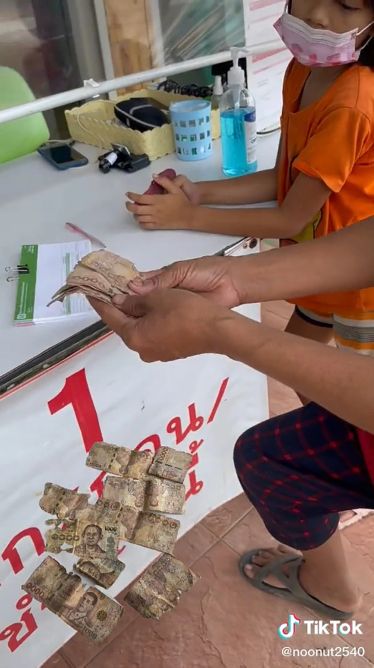 ยายวัย 95 ฝังเงินลงดินนับหมื่น หลังเก็บมาทั้งชีวิต ผ่านไป 3 ปี ตัดสินใจขุดขึ้นมาดู