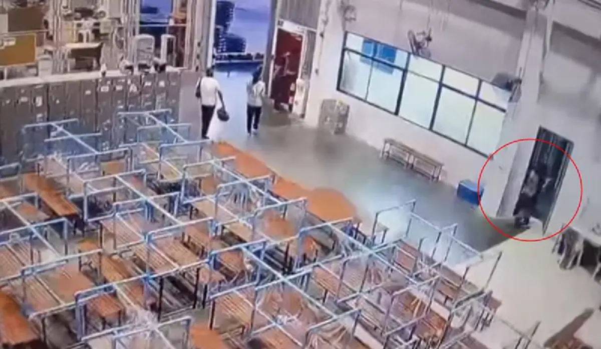 แฉลากไส้ วงจรปิดจับภาพได้ พนักงานห้างชาย บุกห้องน้ำหญิง แอบถ่ายเพื่อนร่วมงาน