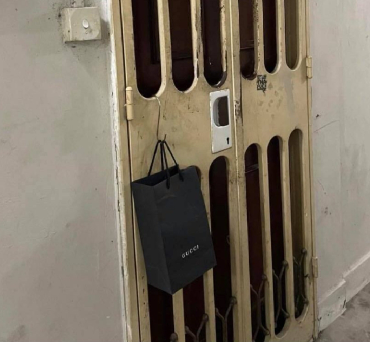 สาวสั่งกระเป๋าแบรนด์ดังหลักหมื่น บอกพนง.ให้ส่งแบบไร้สัมผัส สุดท้ายน้ำตาตกใน