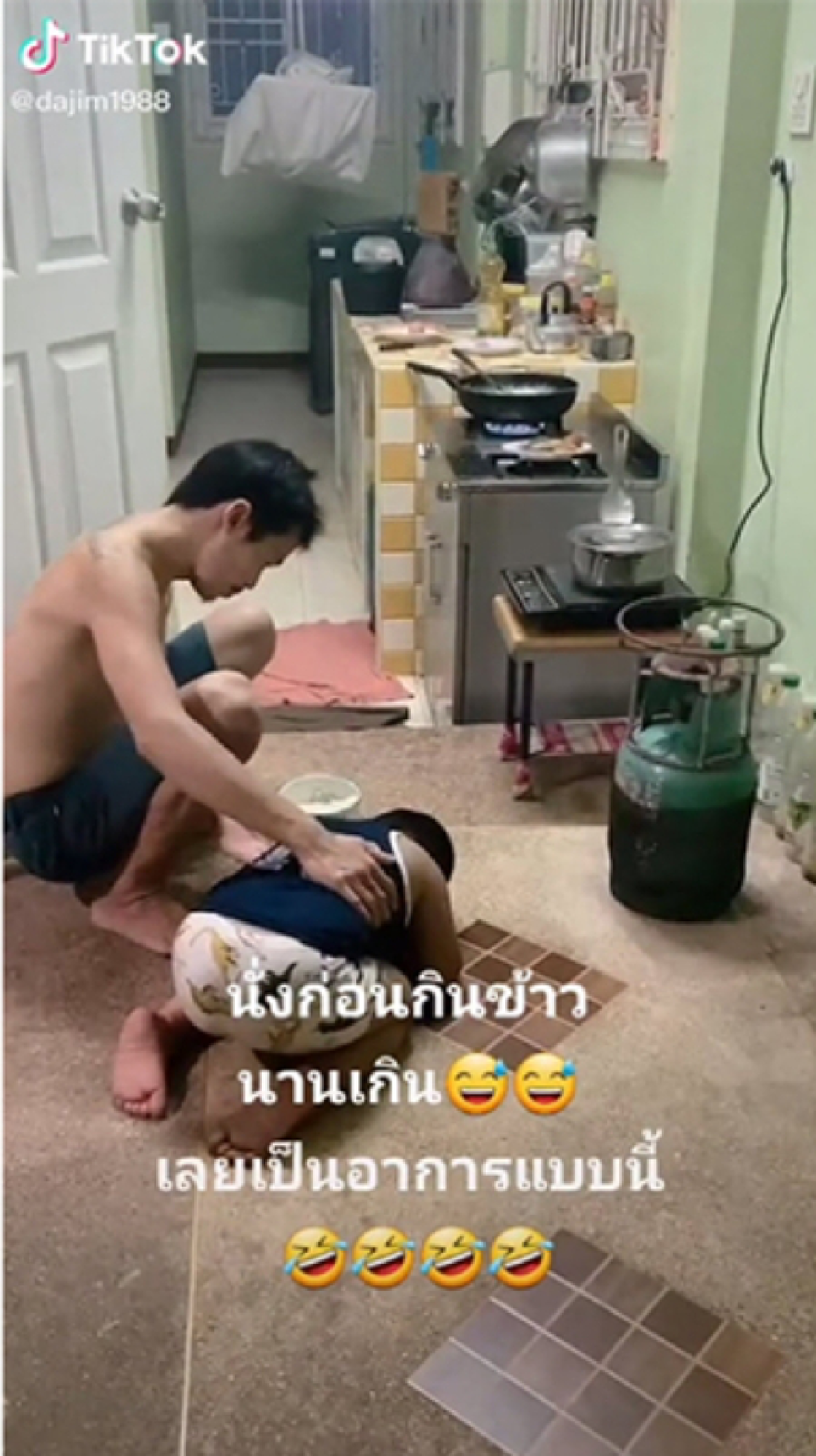 พ่อกำลังทำกับข้าว เผลอแป๊บเดียว เด็กน้อยรอไม่ไหว นอนหลับแบบหมดสภาพ