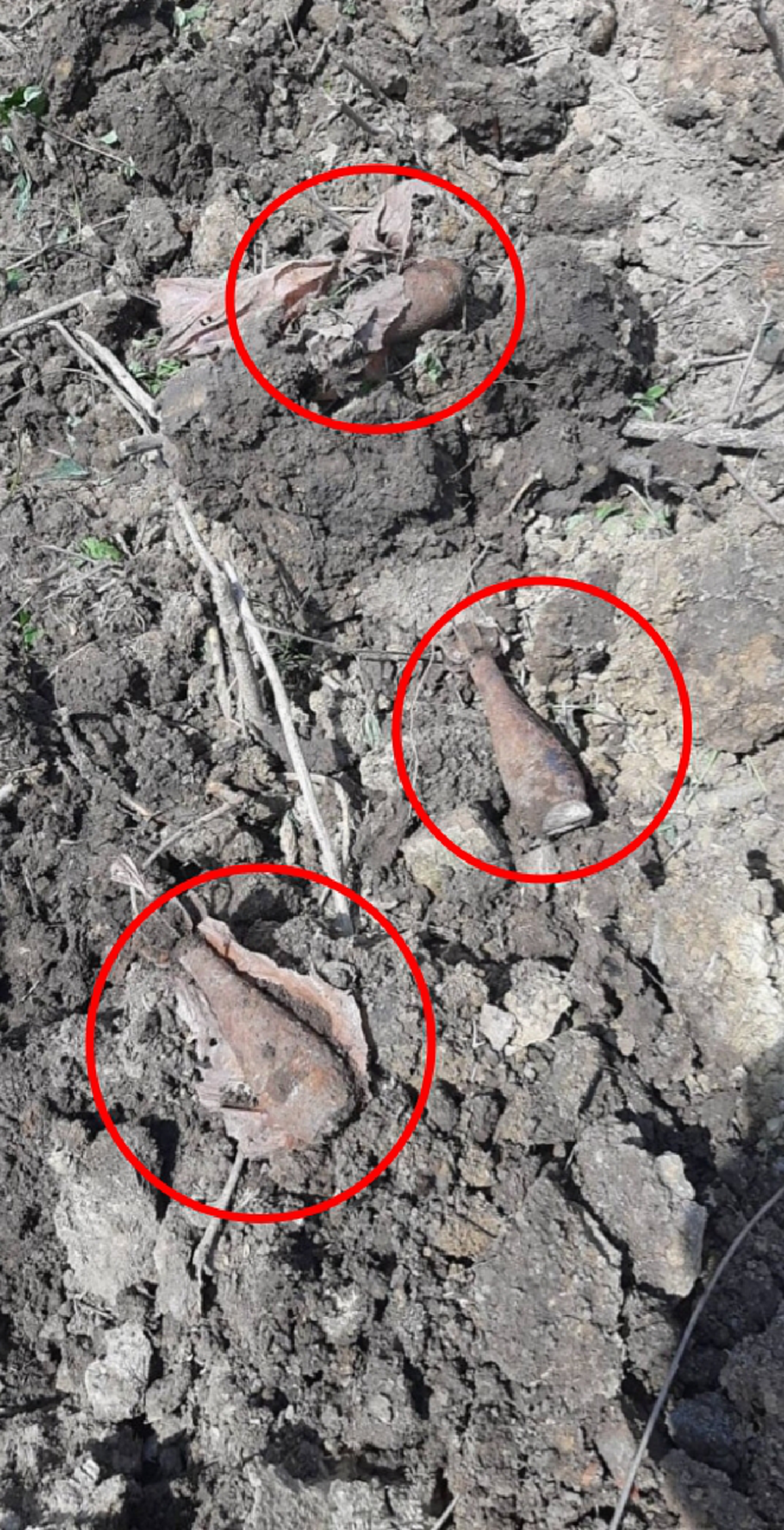 ชาวบ้านราชบุรี รับจ้างไถที่​ เจอระเบิดสงคราม​ 3​ ลูกกลางทุ่งนา