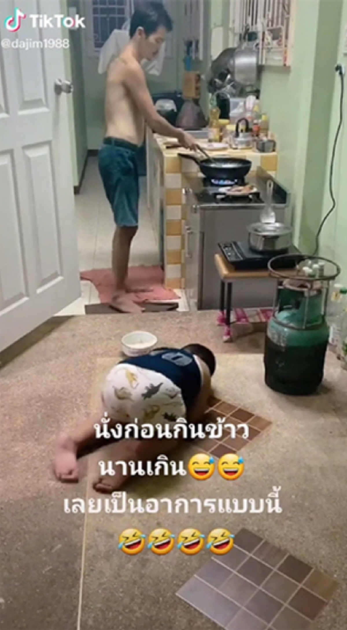 พ่อกำลังทำกับข้าว เผลอแป๊บเดียว เด็กน้อยรอไม่ไหว นอนหลับแบบหมดสภาพ