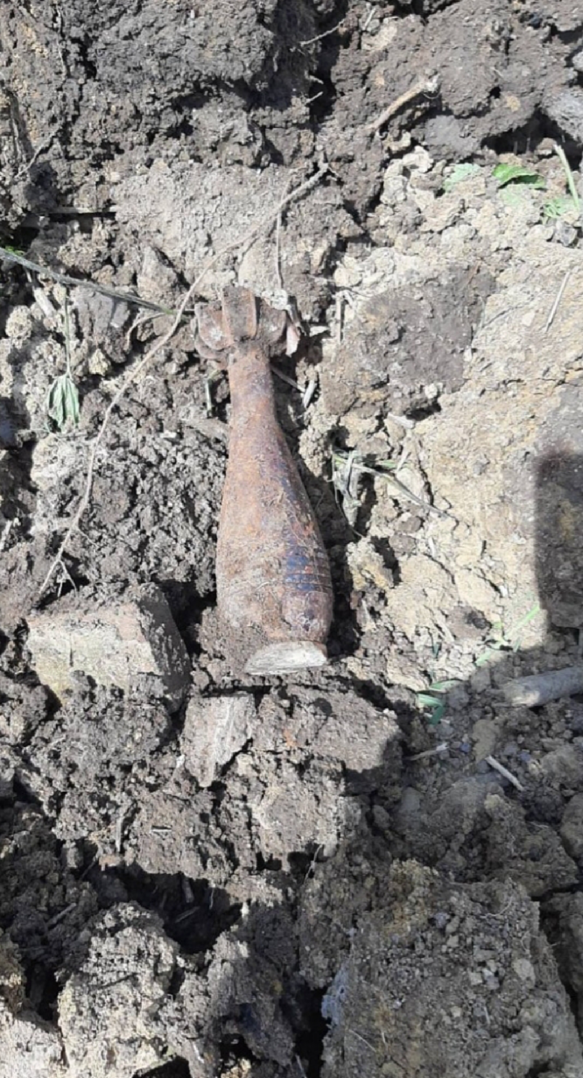 ชาวบ้านราชบุรี รับจ้างไถที่​ เจอระเบิดสงคราม​ 3​ ลูกกลางทุ่งนา