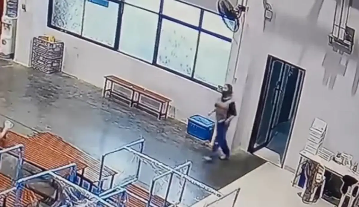 แฉลากไส้ วงจรปิดจับภาพได้ พนักงานห้างชาย บุกห้องน้ำหญิง แอบถ่ายเพื่อนร่วมงาน