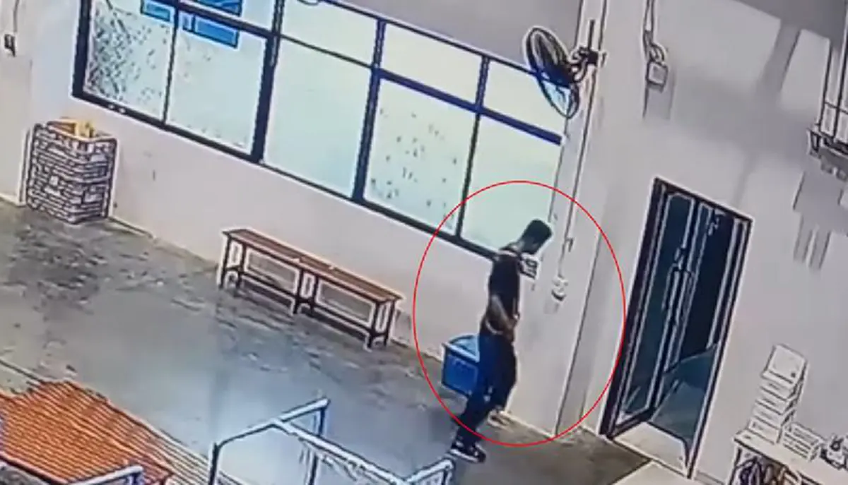 แฉลากไส้ วงจรปิดจับภาพได้ พนักงานห้างชาย บุกห้องน้ำหญิง แอบถ่ายเพื่อนร่วมงาน