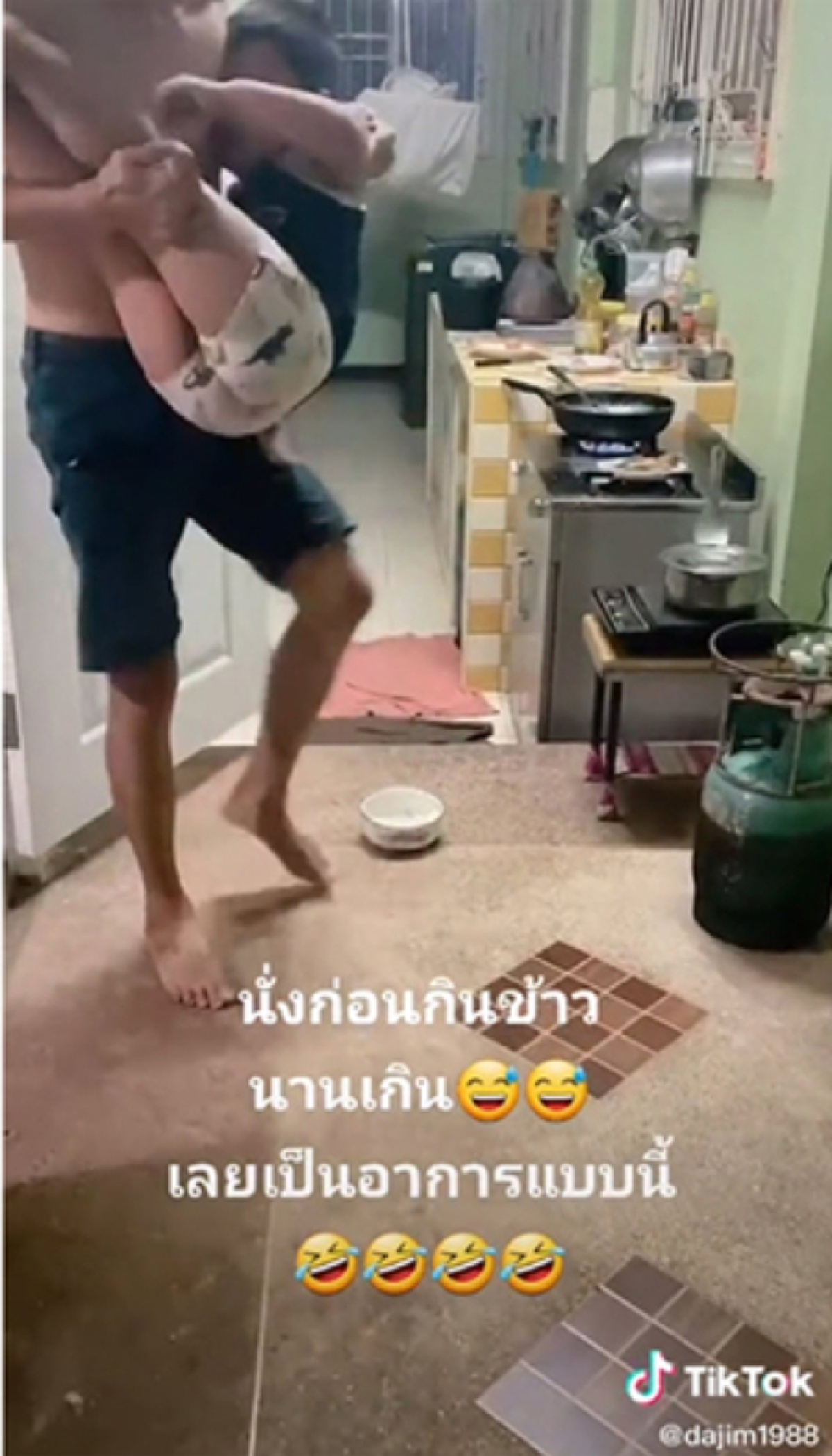 พ่อกำลังทำกับข้าว เผลอแป๊บเดียว เด็กน้อยรอไม่ไหว นอนหลับแบบหมดสภาพ