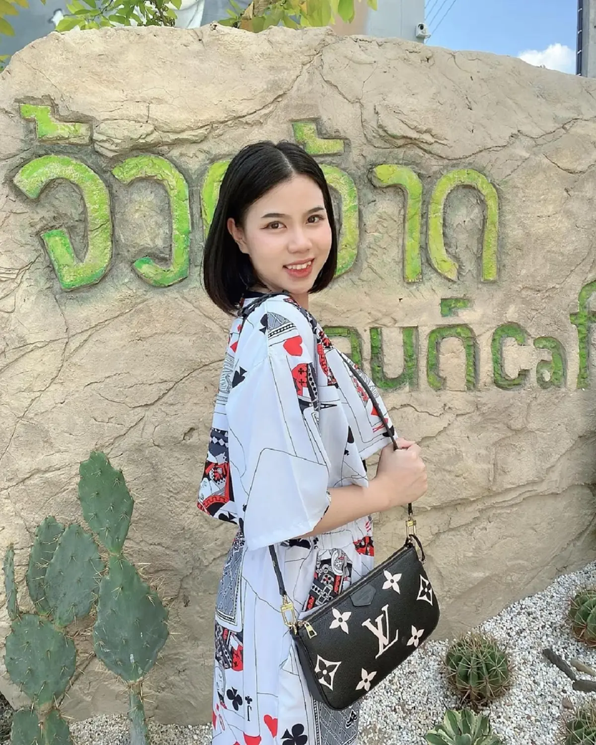 กระต่าย พรรณนิภา สะพายกระเป๋าหลุยส์ ถ่ายรูปเก๋ๆ เจอชาวเน็ตทักแรง ถือยังไงให้เหมือนของปลอม