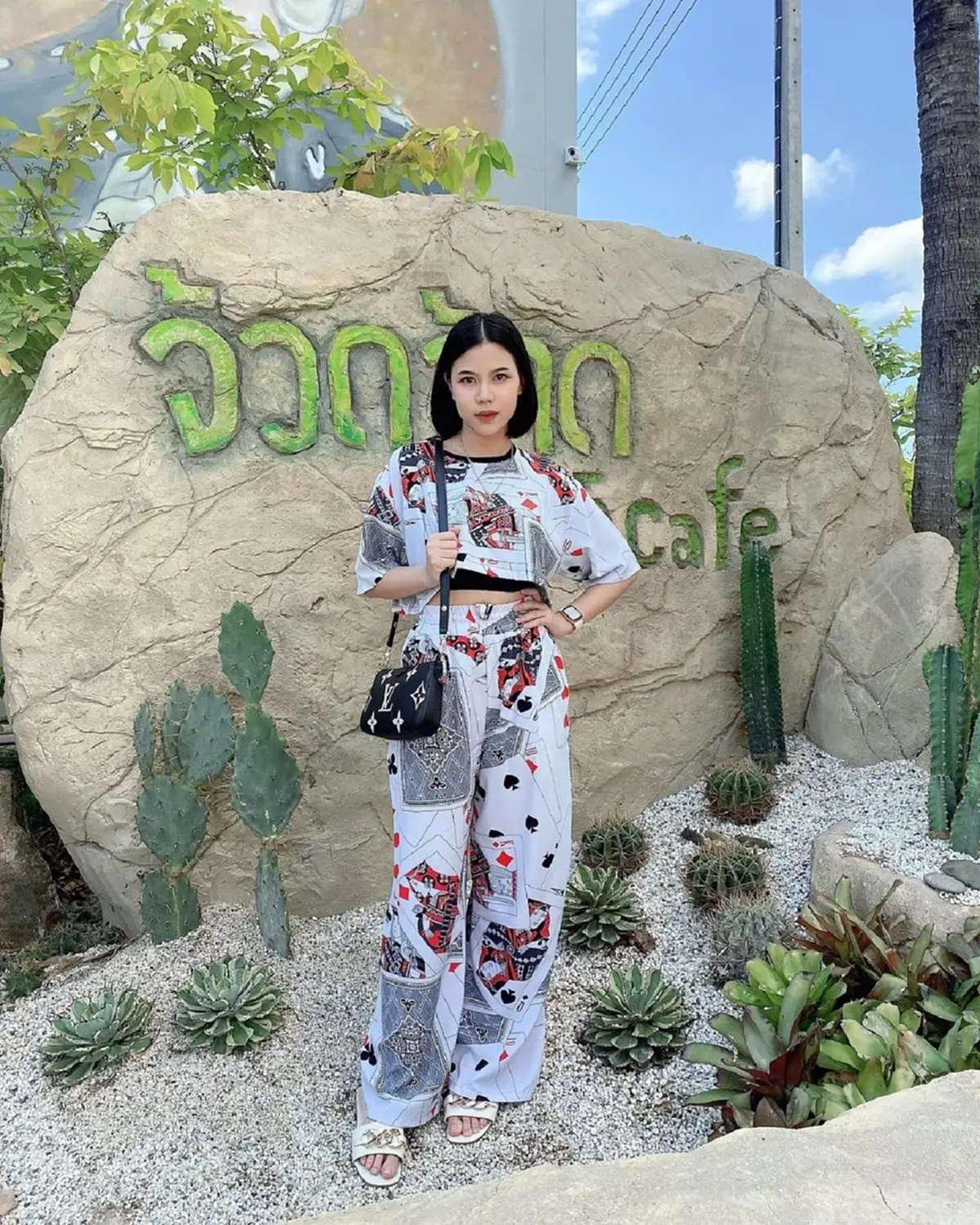 กระต่าย พรรณนิภา สะพายกระเป๋าหลุยส์ ถ่ายรูปเก๋ๆ เจอชาวเน็ตทักแรง ถือยังไงให้เหมือนของปลอม
