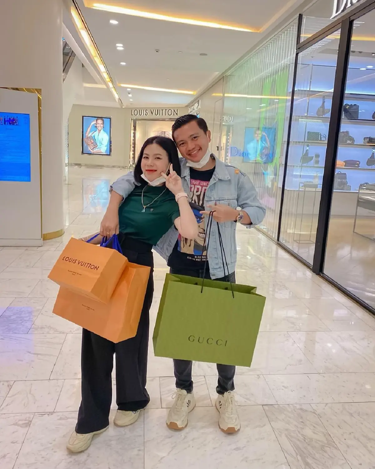 กระต่าย พรรณนิภา สะพายกระเป๋าหลุยส์ ถ่ายรูปเก๋ๆ เจอชาวเน็ตทักแรง ถือยังไงให้เหมือนของปลอม