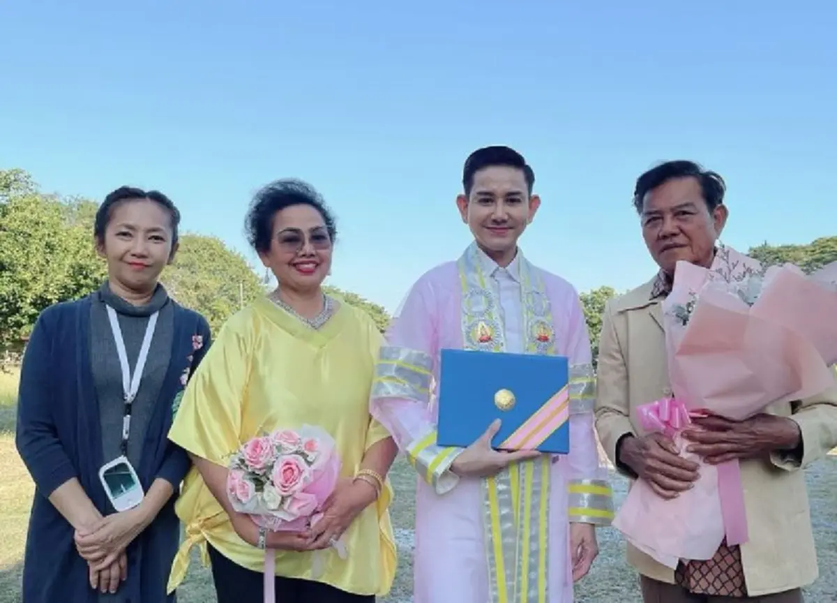 เอ ไชยา สวมชุดครุย รับปริญญาดุษฎีบัณฑิตกิตติมศักดิ์