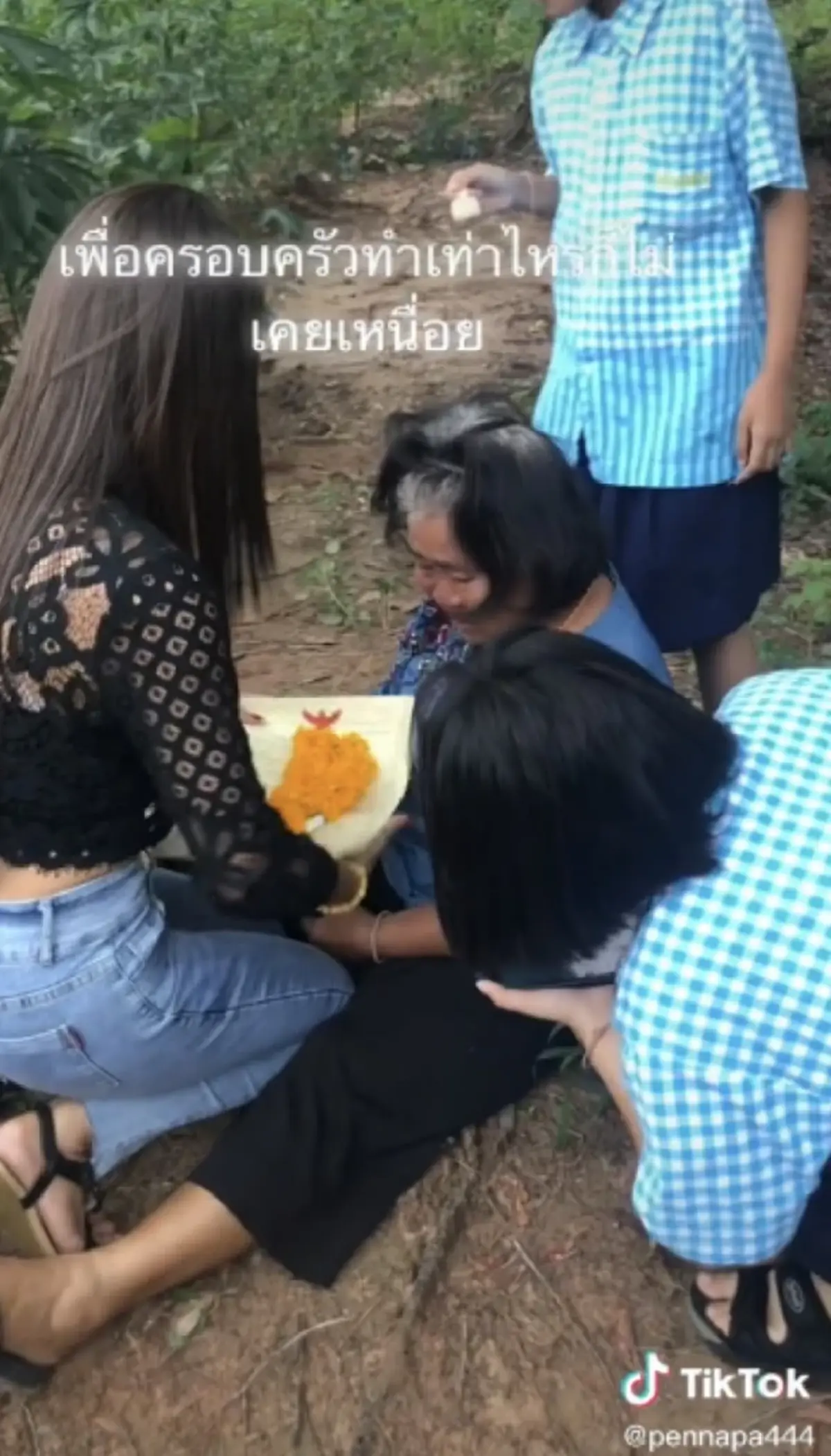 สาวพาแม่ไปดูที่ดิน ที่เคยขายทิ้งไป 20 ปีก่อน เพราะติดหนี้ ก่อนยื่นโฉนดให้