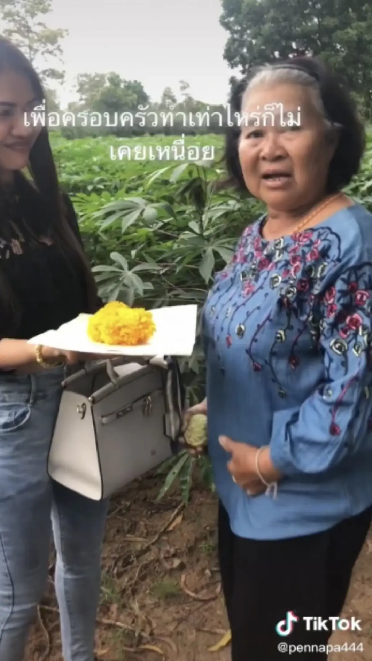 สาวพาแม่ไปดูที่ดิน ที่เคยขายทิ้งไป 20 ปีก่อน เพราะติดหนี้ ก่อนยื่นโฉนดให้