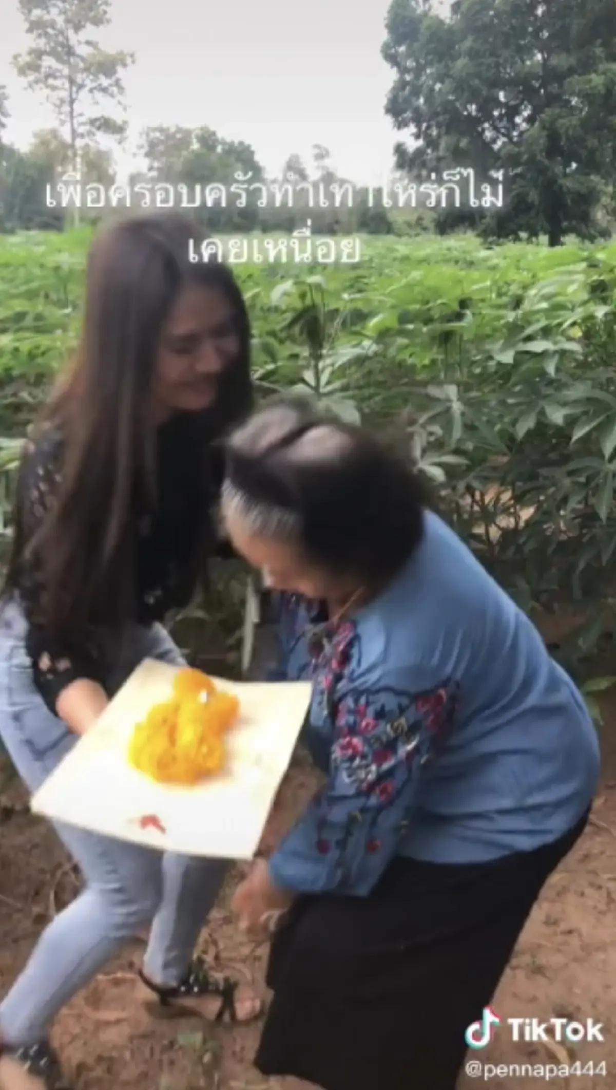 สาวพาแม่ไปดูที่ดิน ที่เคยขายทิ้งไป 20 ปีก่อน เพราะติดหนี้ ก่อนยื่นโฉนดให้