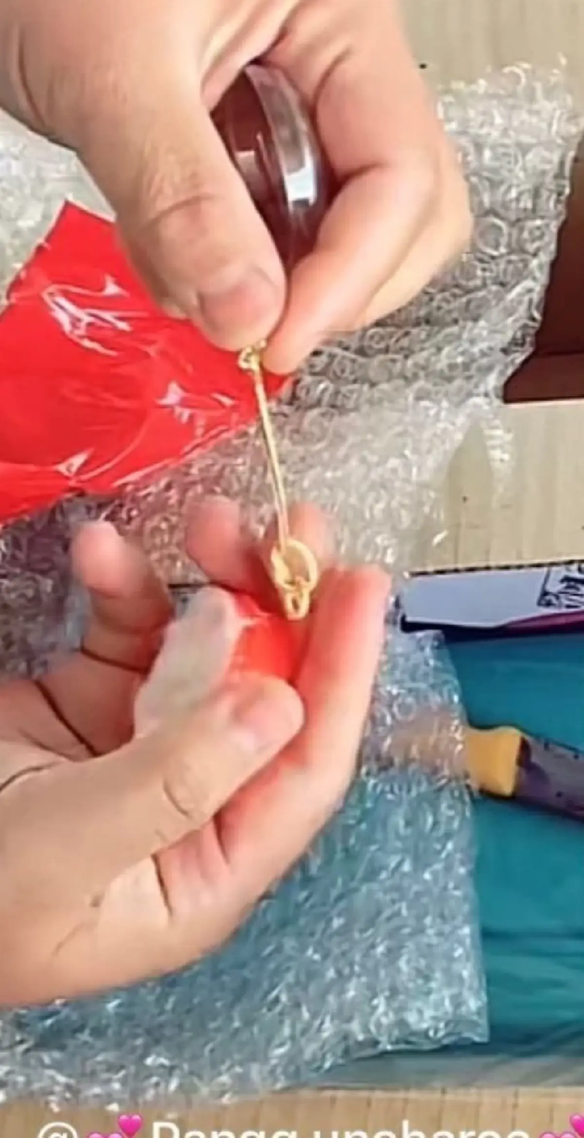 สาวกรี๊ดลั่นบ้าน เปิดกล่องสุ่มพิมรี่พาย 10,000 บาท ได้ทั้งเงิน ได้ทั้งทอง