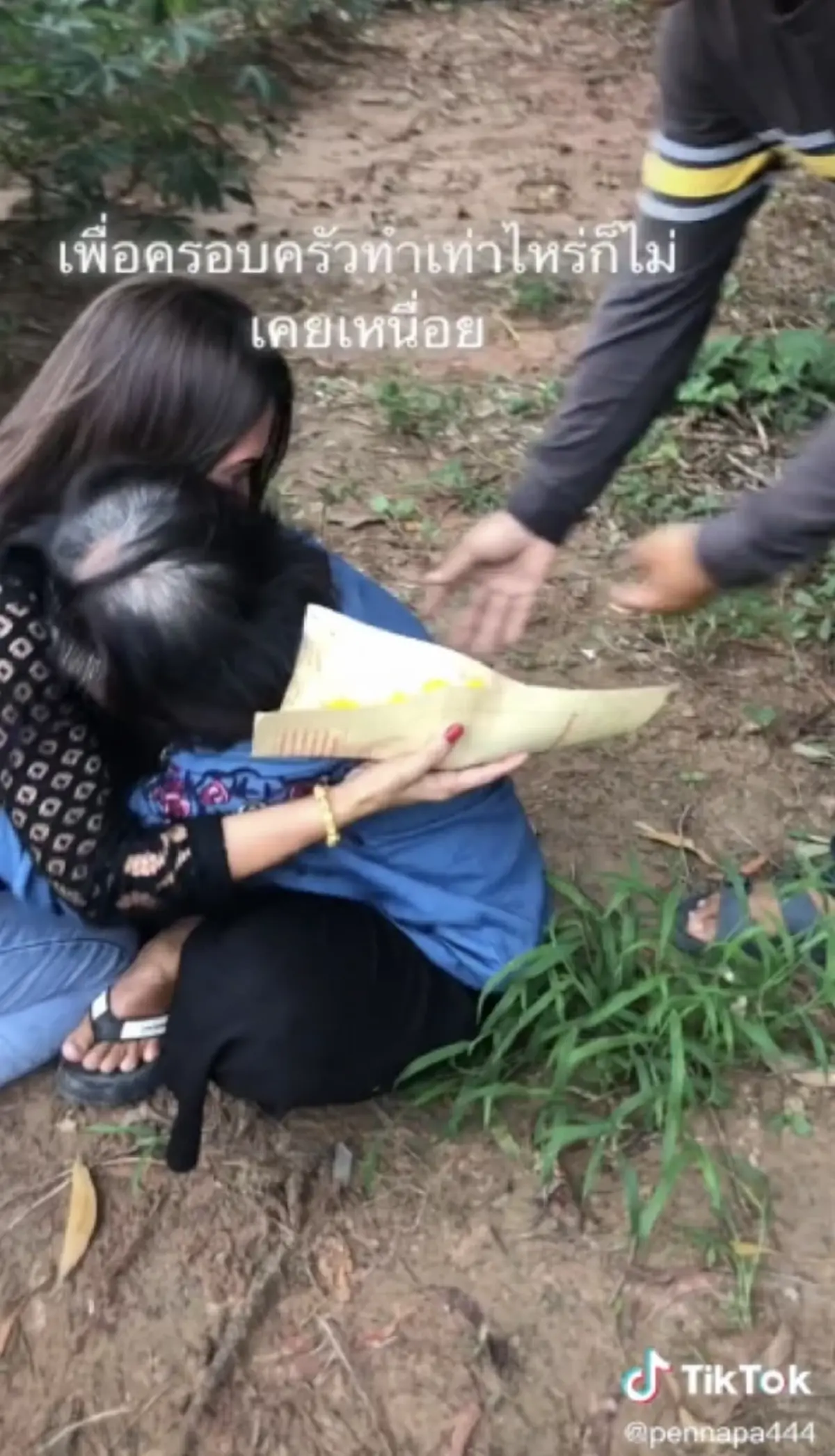 สาวพาแม่ไปดูที่ดิน ที่เคยขายทิ้งไป 20 ปีก่อน เพราะติดหนี้ ก่อนยื่นโฉนดให้