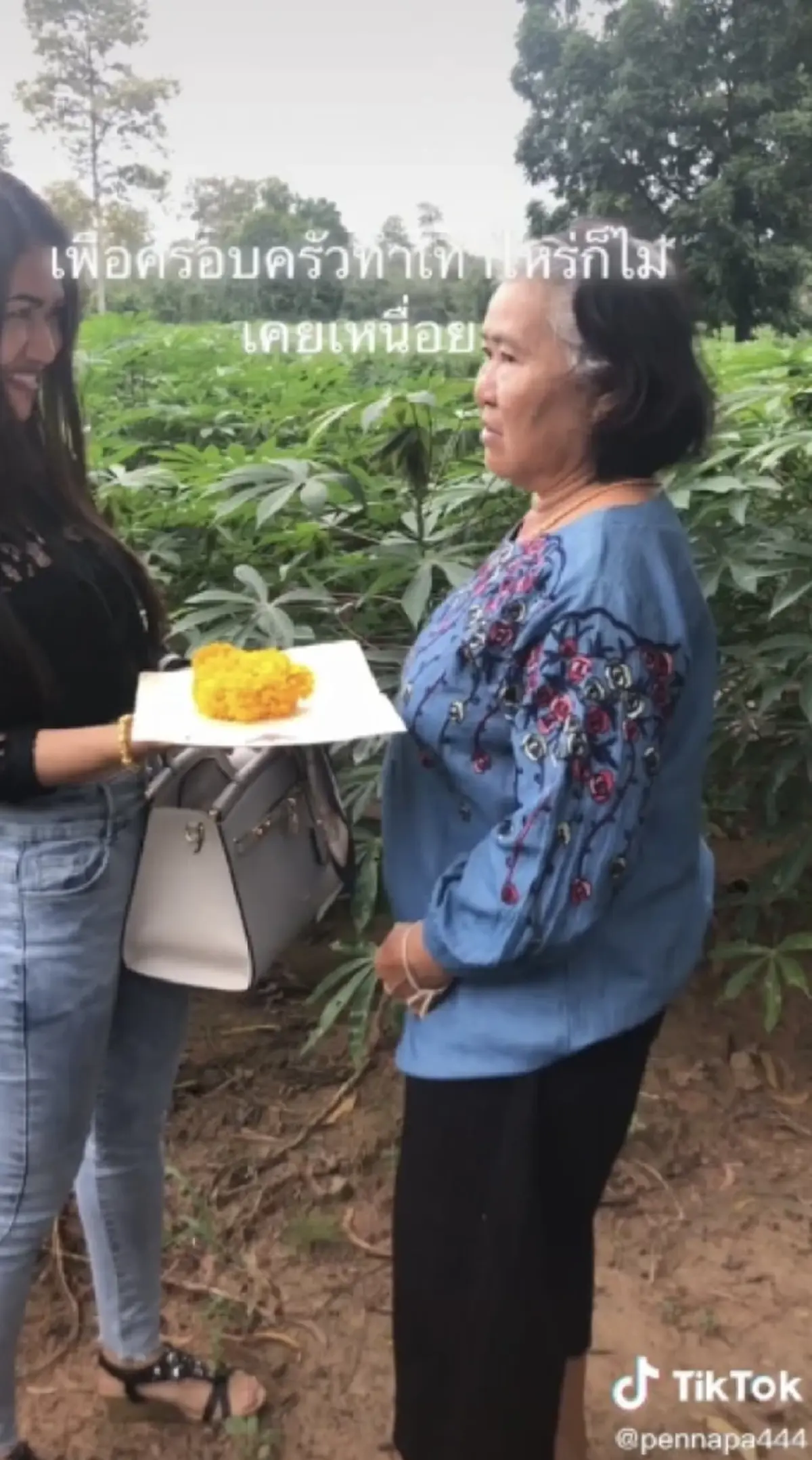 สาวพาแม่ไปดูที่ดิน ที่เคยขายทิ้งไป 20 ปีก่อน เพราะติดหนี้ ก่อนยื่นโฉนดให้