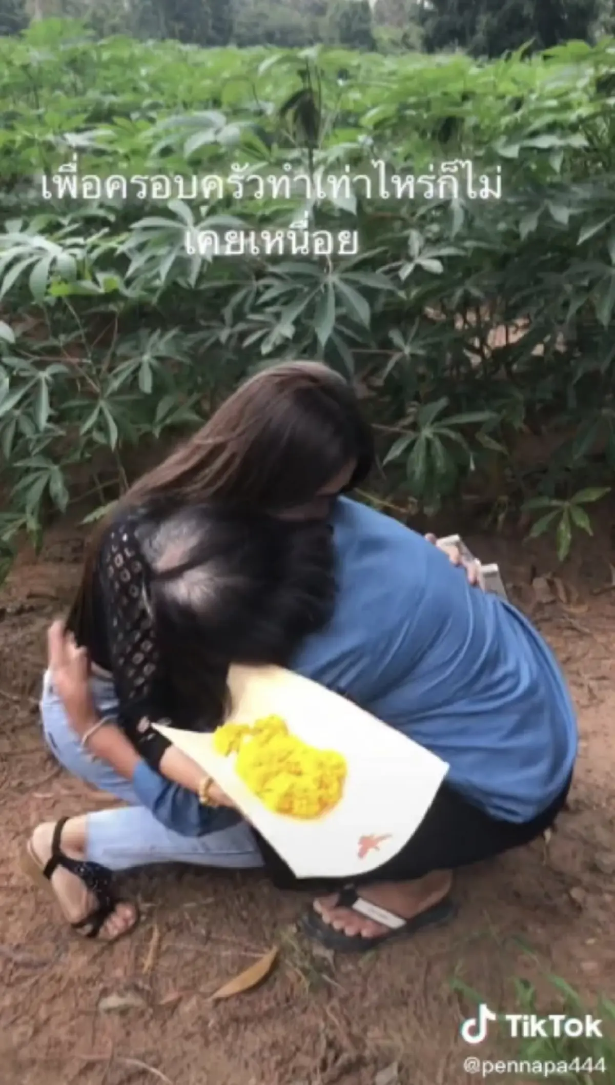 สาวพาแม่ไปดูที่ดิน ที่เคยขายทิ้งไป 20 ปีก่อน เพราะติดหนี้ ก่อนยื่นโฉนดให้