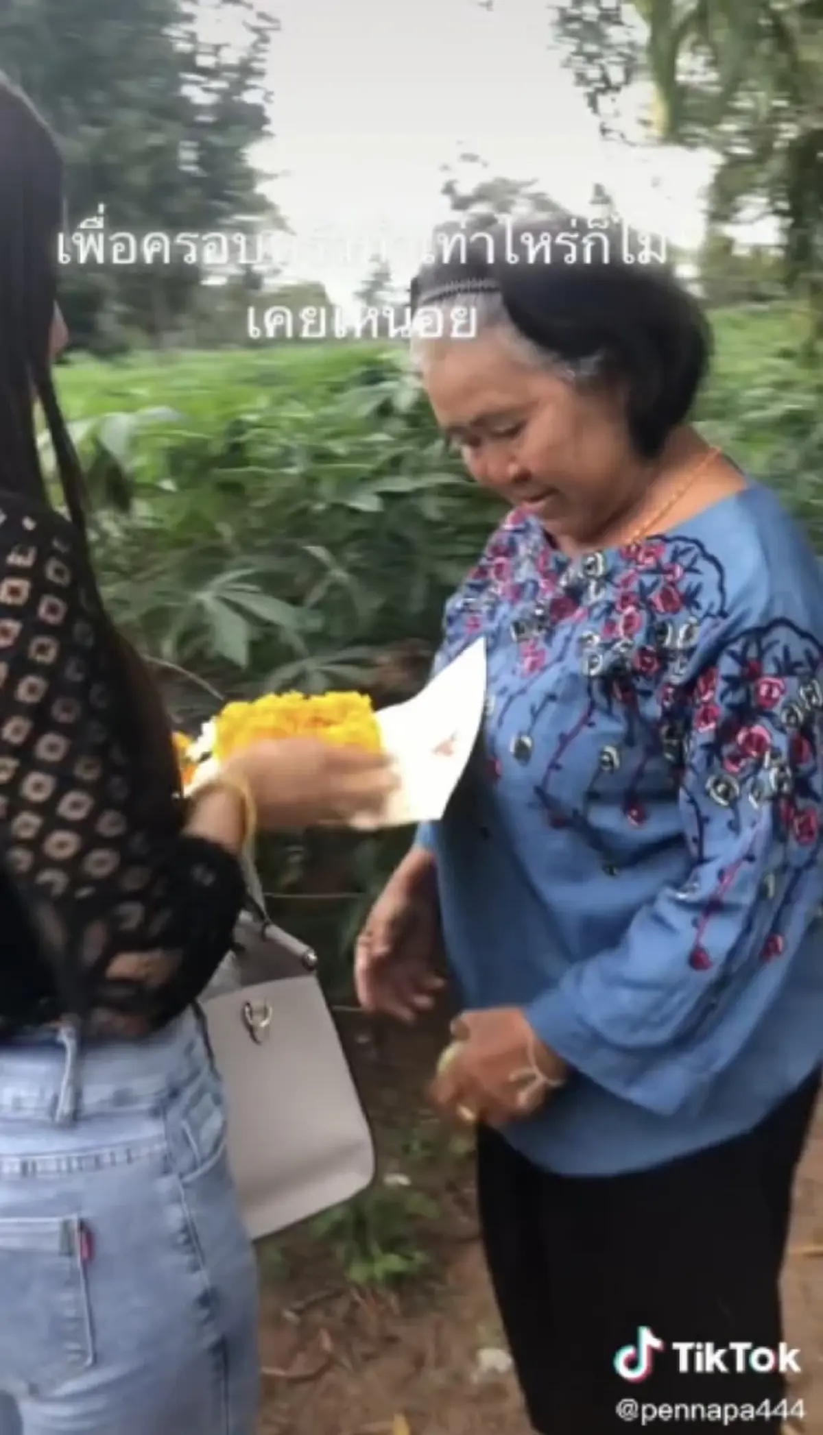 สาวพาแม่ไปดูที่ดิน ที่เคยขายทิ้งไป 20 ปีก่อน เพราะติดหนี้ ก่อนยื่นโฉนดให้