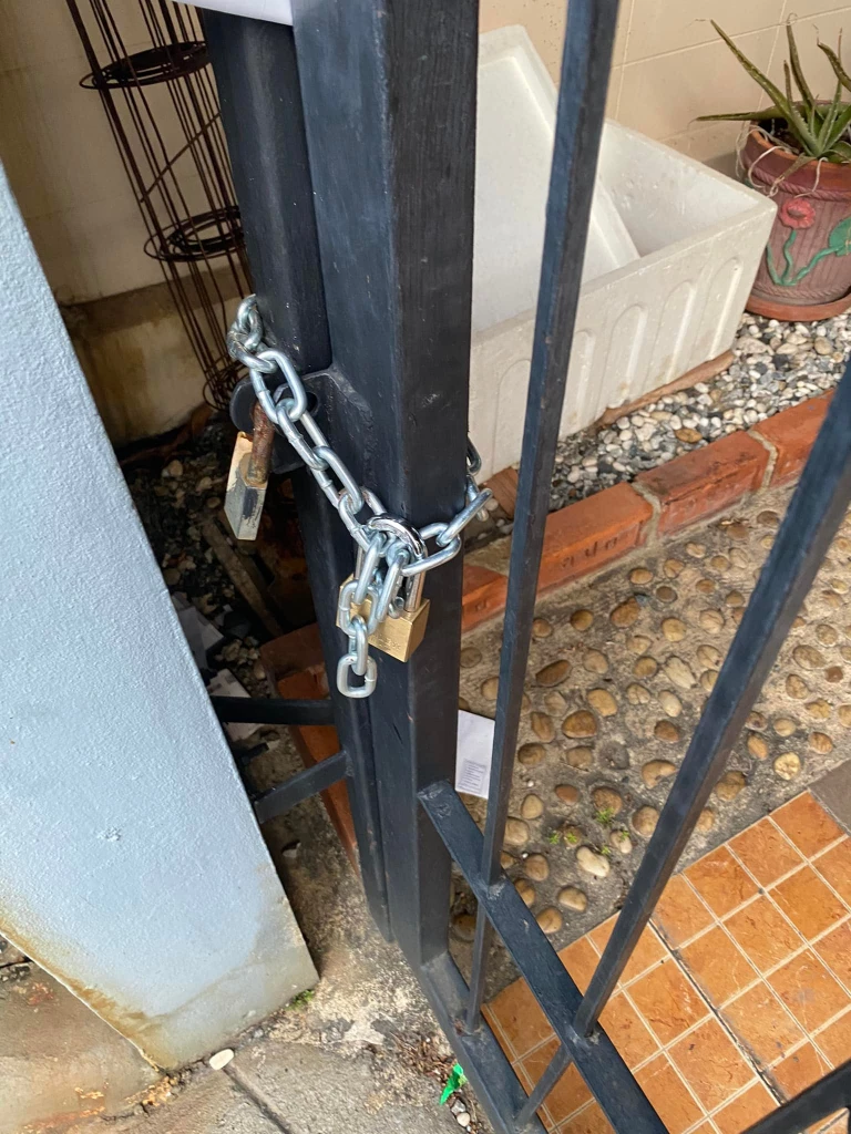 แซนวิช ภรรยาเก่าเสก โลโซ น็อตหลุด เจอเล่นแสบโดนเอาโซ่ล็อกบ้าน สาปยับเห็นแก่ตัว ลั่นผิดที่ไว้ใจ