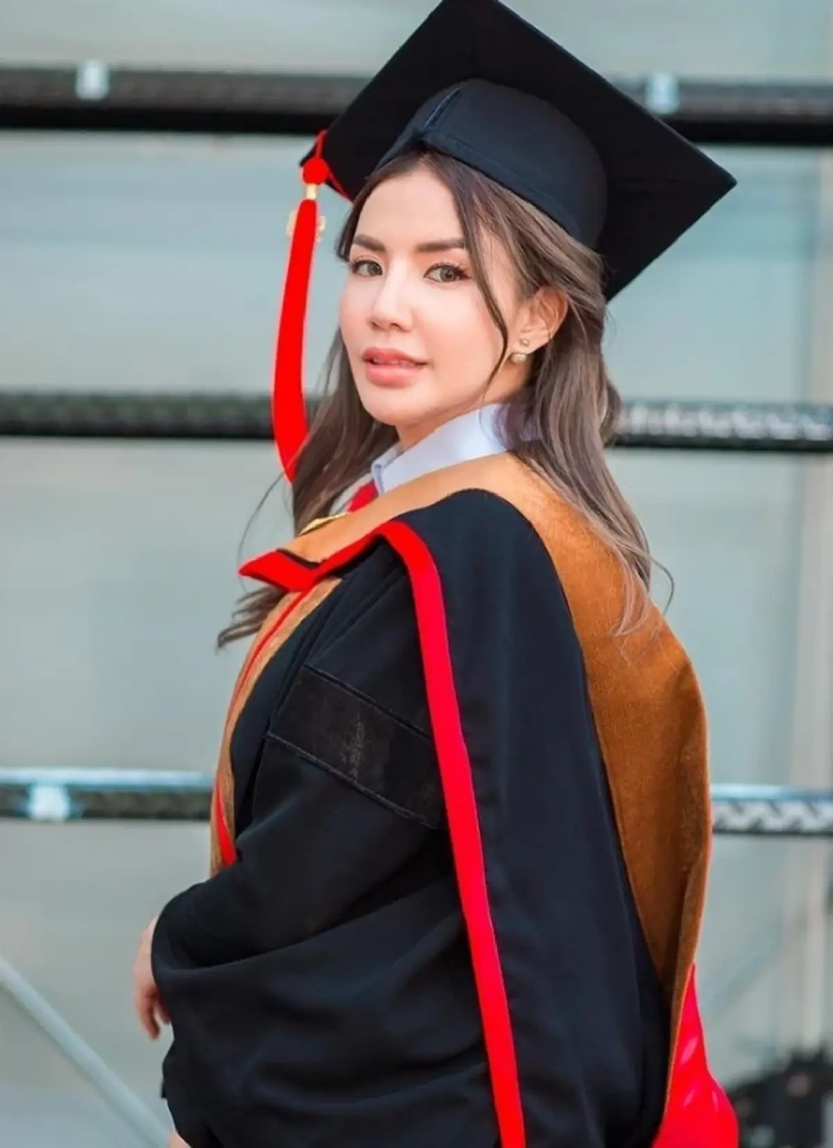 ใบเตย อาร์สยาม เรียนจบ รับปริญญา นักร้องลูกทุ่ง  ลาล่า อาร์สยาม 