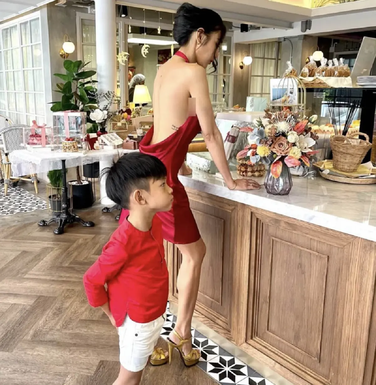 แพท ณปภา ในชุดเดรสสีแดงโนบราเว้าหลัง