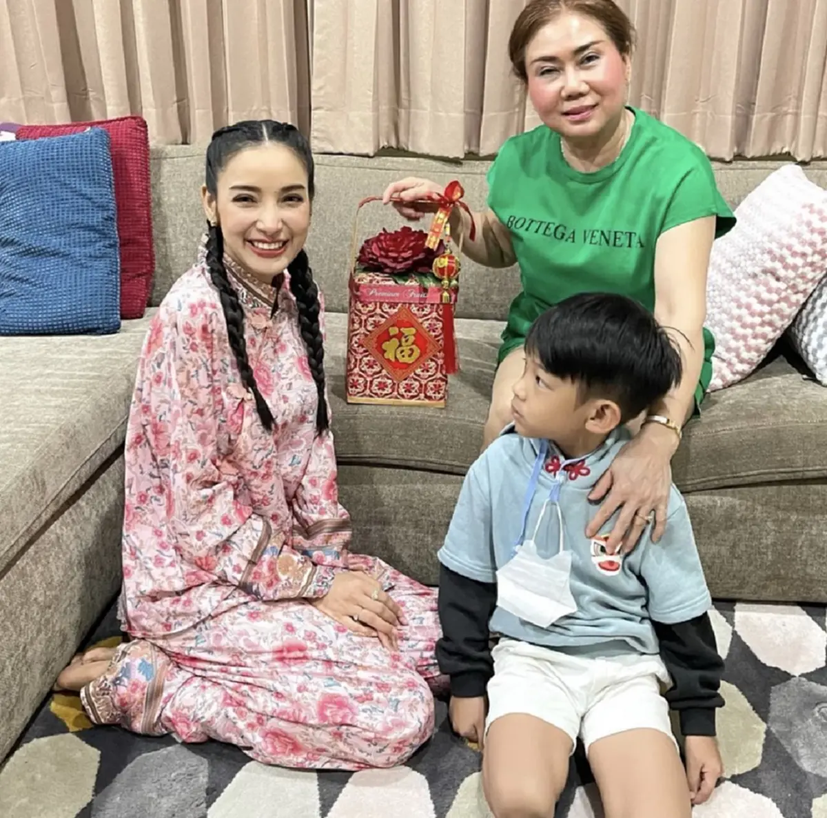 แพท พา น้องเรซซิ่ง กราบคุณย่า แม่อดีตสามี เบนซ์ เรซซิ่ง