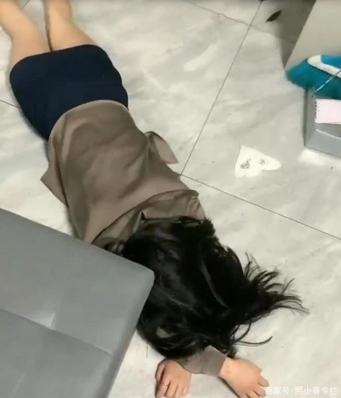 สาวลงไปดิ้นกับพื้น เพื่อนห่วงรีบโทรตามรถพยาบาล ที่ไหนได้คดีพลิก