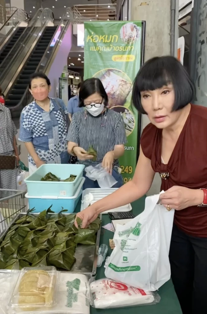 อ.ยิ่งศักดิ์ ไม่ทอดทิ้งโผล่อุดหนุน ม้า อรนภา ยืนขายห่อหมกกลางตลาด
