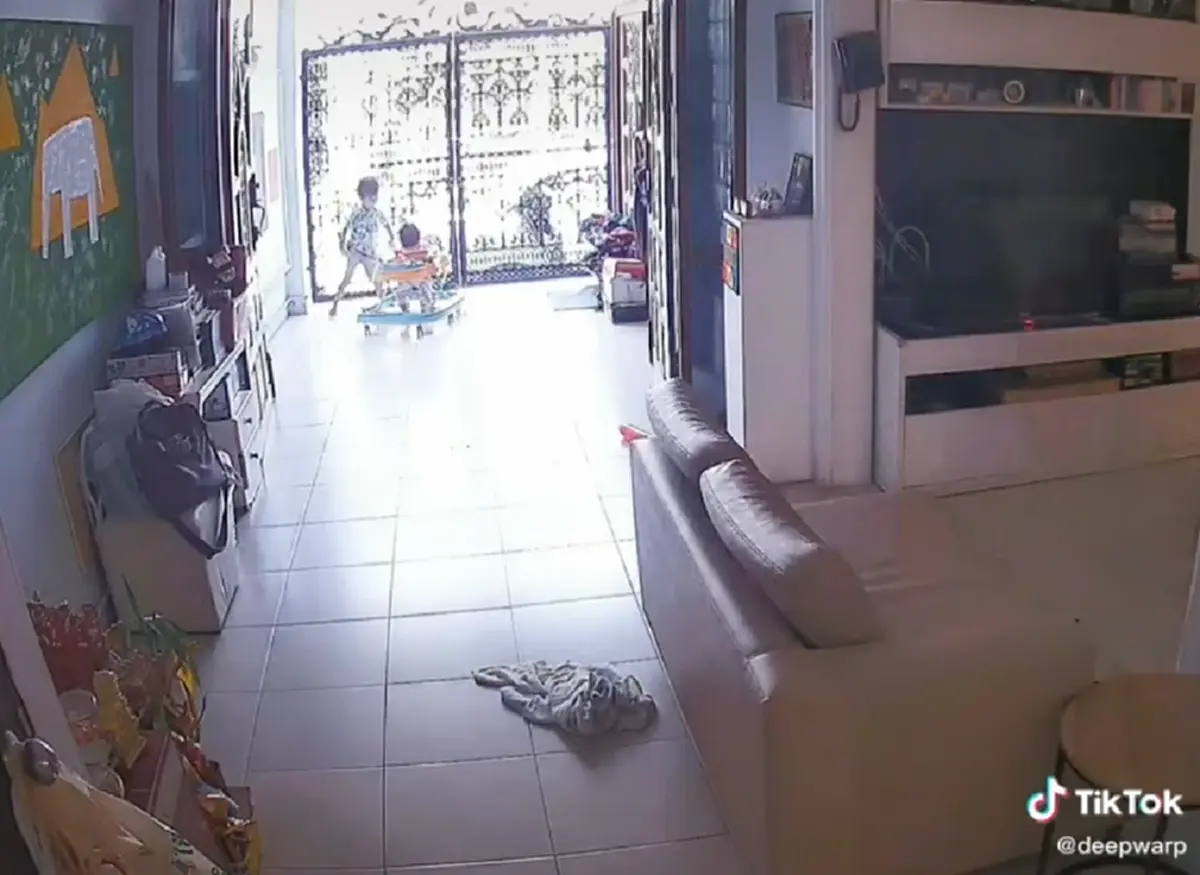 เปิดวินาทีเด็กหัดเดิน กำลังตกบันไดหน้าบ้าน แต่ได้พี่ชายฮีโร่ ช่วยไว้ทัน