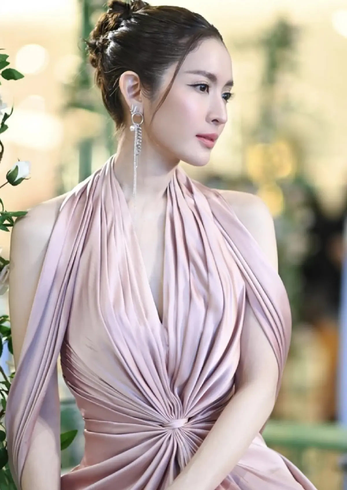 เปิดภาพล่าสุด แอฟ ทักษอร ในชุดเว้าหลัง