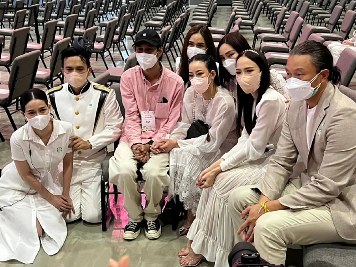 เปิดภาพ เบิร์ด แฟนแตงโม กับแก๊งดาราในงาน ดูนอบน้อมจนชาวเน็ตน้ำตาไหล