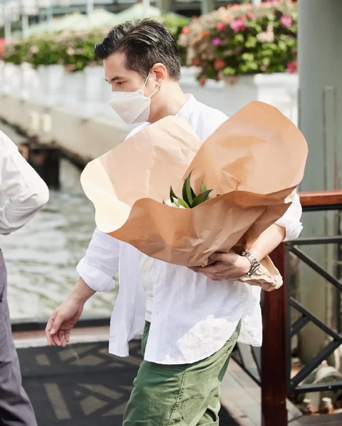 แต๊งค์ พงศกร  นั่งเรือโปรยดอกไม้ แม่น้ำเจ้าพระยาจุดพบร่าง อดีตคนรัก แตงโม นิดา