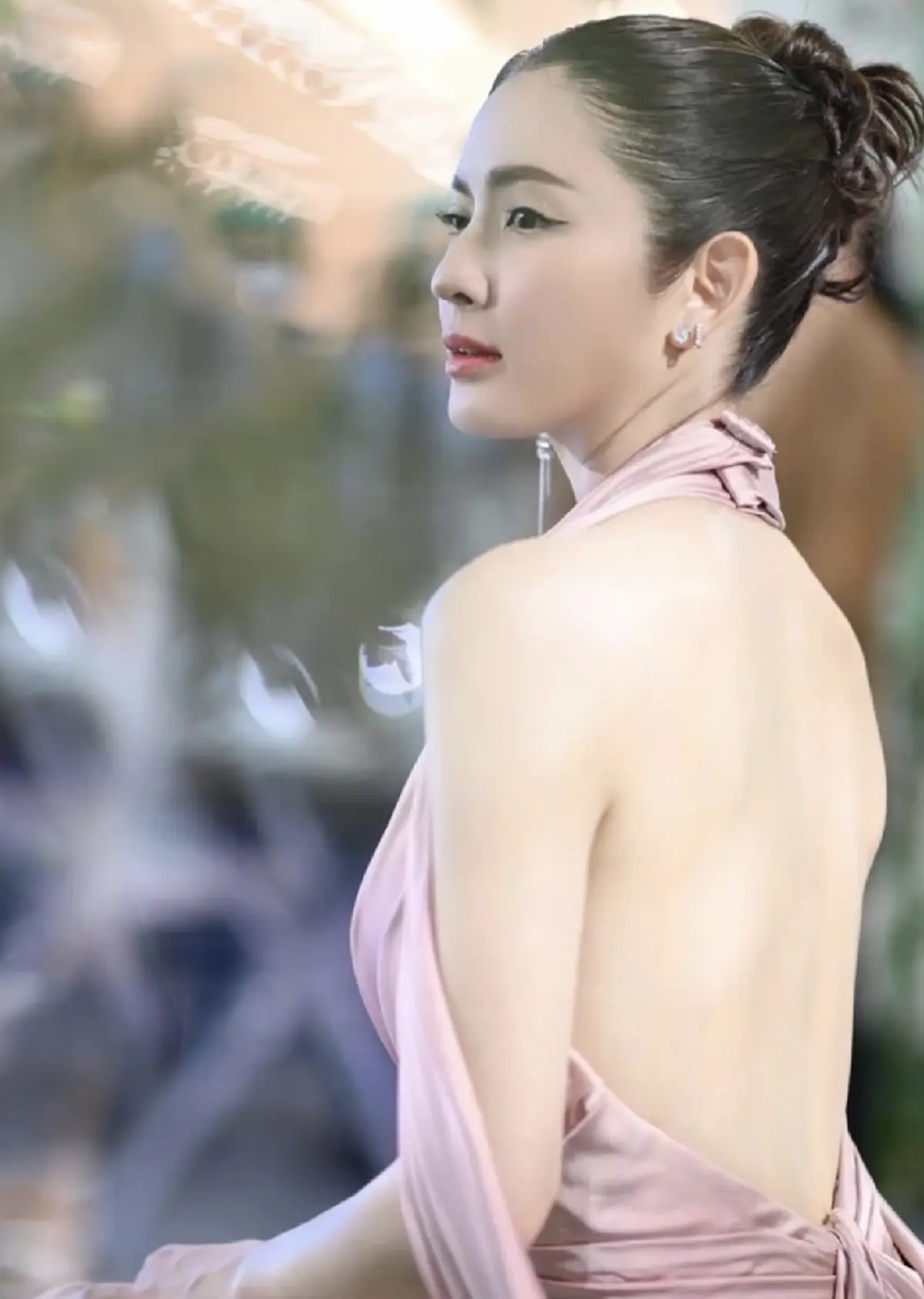 เปิดภาพล่าสุด แอฟ ทักษอร ในชุดเว้าหลัง