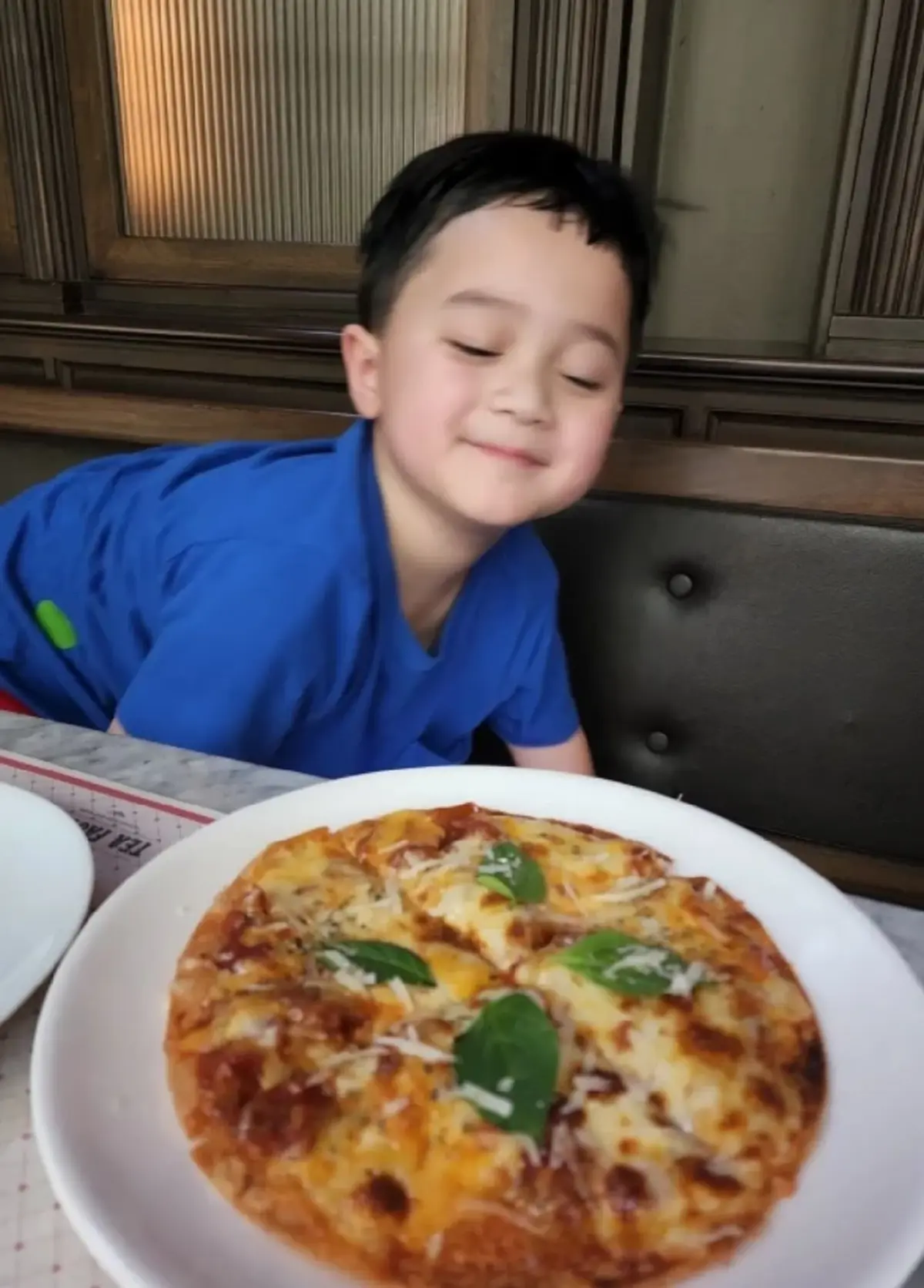 น้องพายุ ได้กินพิซซ่า น้องพายุ ทายาทหมื่นล้าน