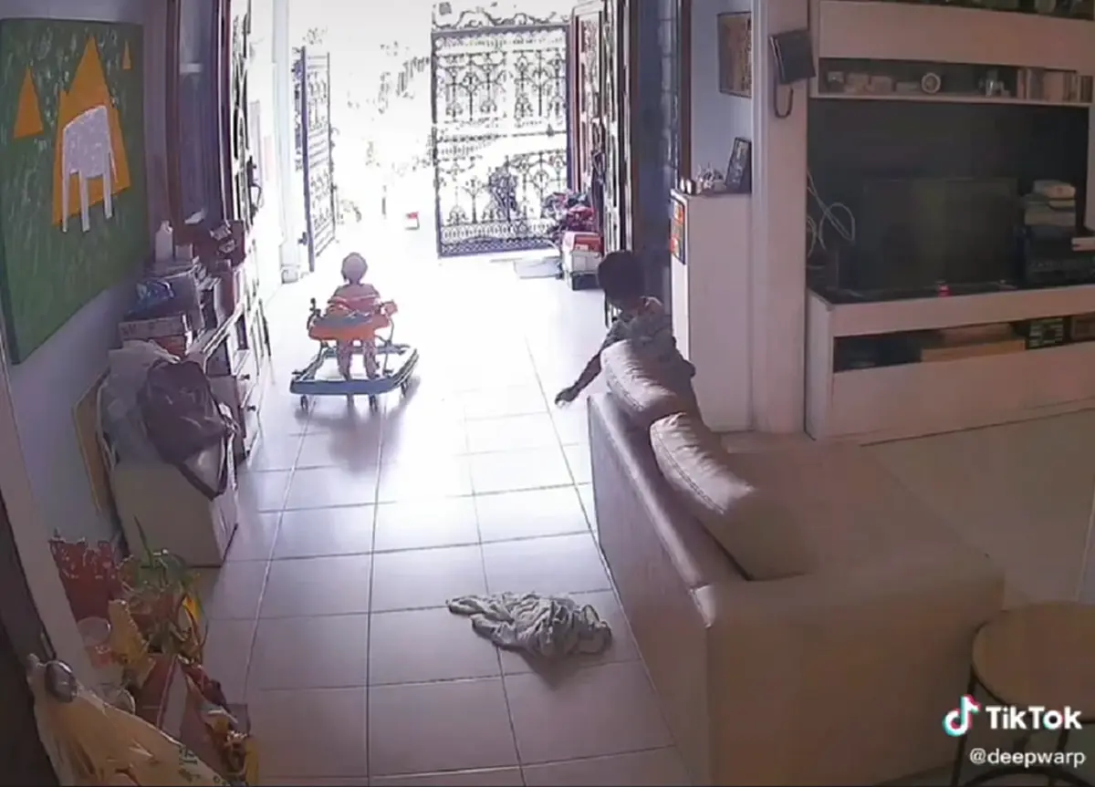 เปิดวินาทีเด็กหัดเดิน กำลังตกบันไดหน้าบ้าน แต่ได้พี่ชายฮีโร่ ช่วยไว้ทัน