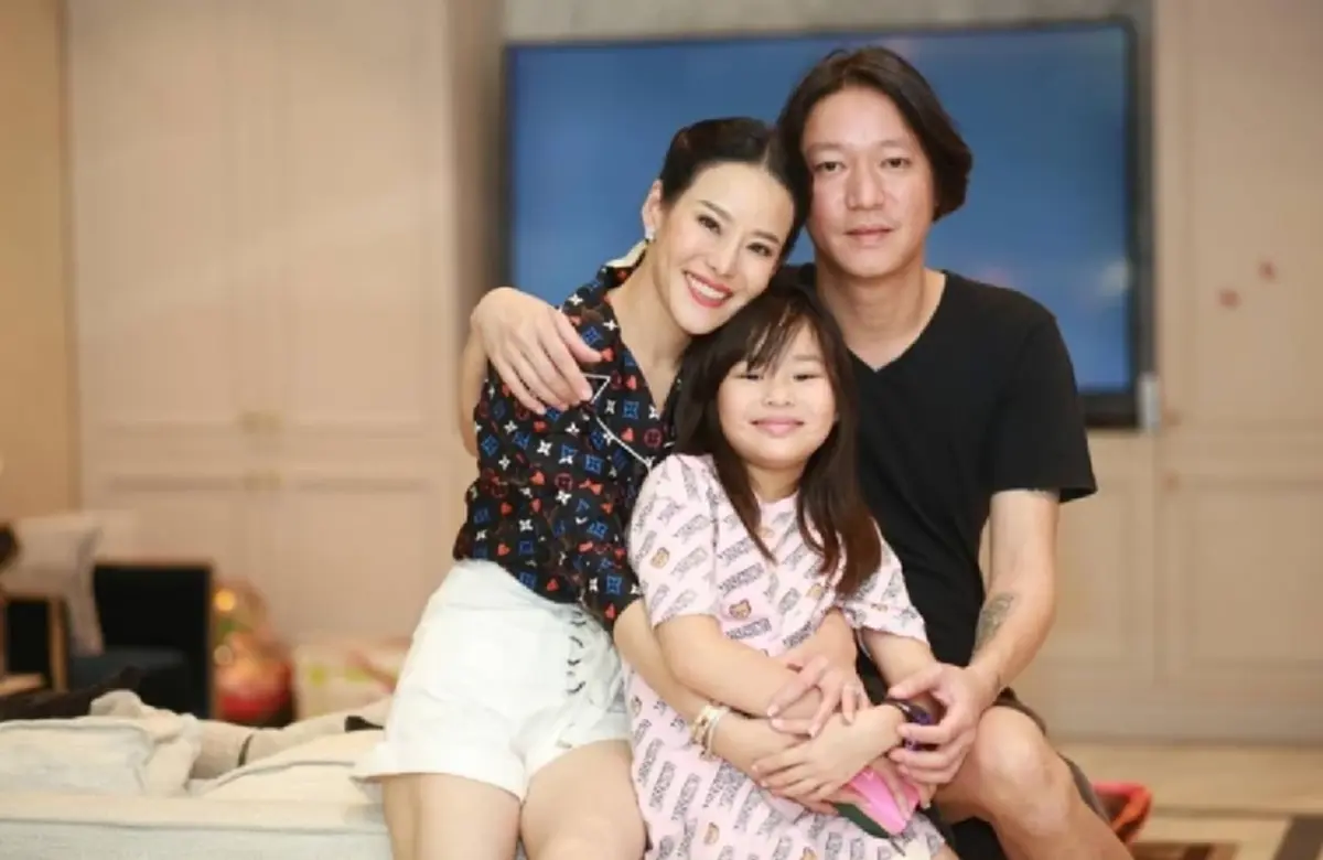 หนิง ปณิตา พูดไม่ออกสามี จิน  ใส่กางเกงขาดไปรับลูกสาวที่โรงเรียน